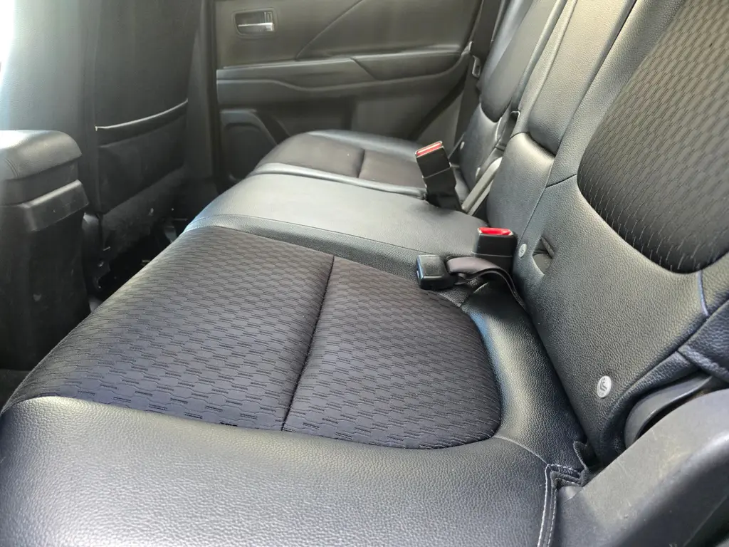 MITSUBISHI OUTLANDER 2.0 PHEV INSTYLE+ 4x4 203ch - CUIR - TOIT OUVRANT - CAMÉRA 360° - SIÈGES ET VOLANT CHAUFFANTS - HAYON ÉLECTRIQUE