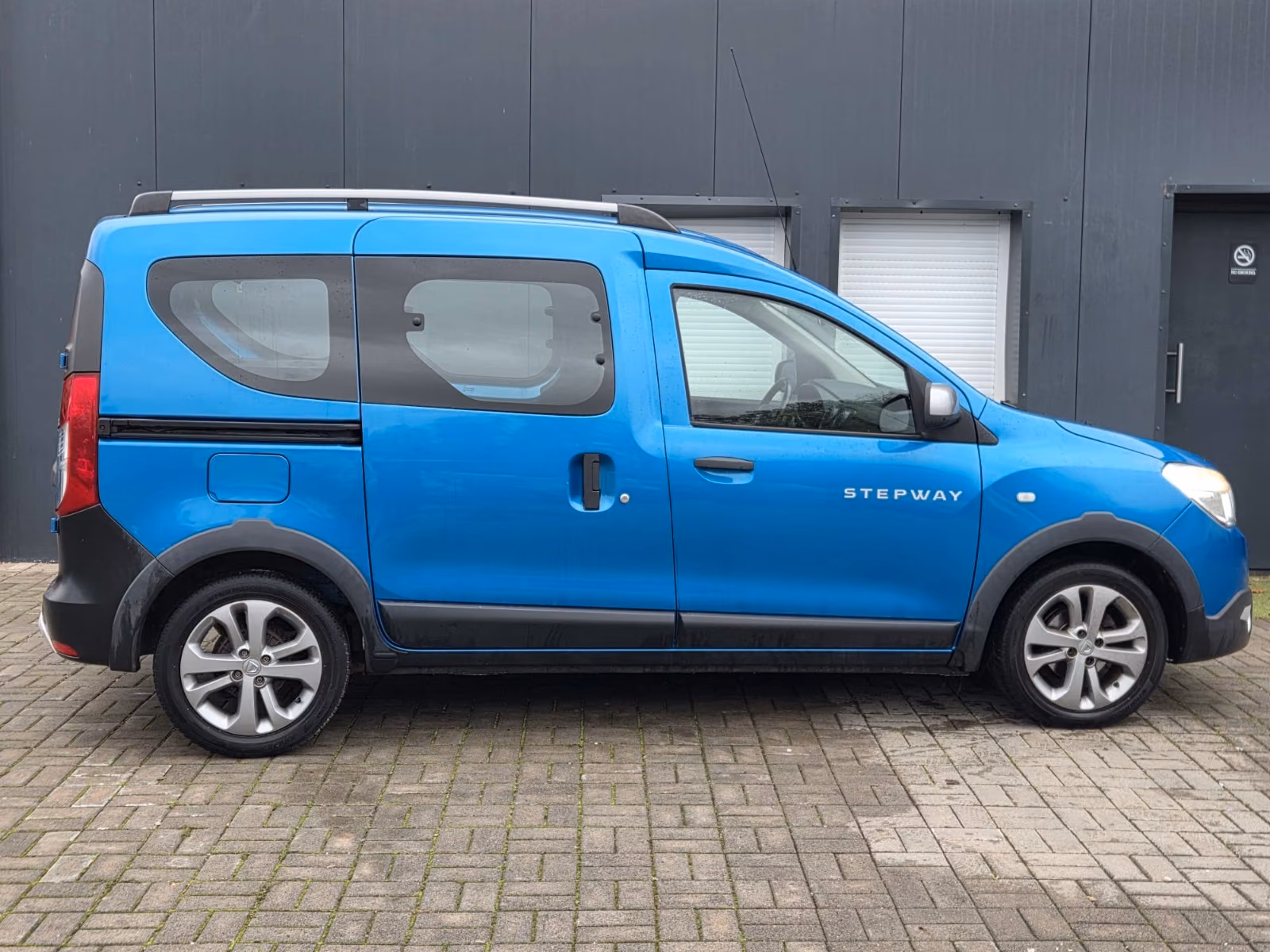 DACIA DOKKER STEPWAY 1.5 DCI / CLIMATISATION / RÉGULATEUR DE VITESSE | 90 ch | BVM | VOLANT EN CUIR
