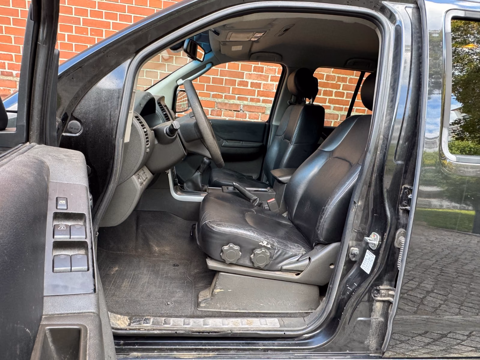 NISSAN NAVARA 2.5 DCI 190 CH – 4X4 – DOUBLE CABINE – CUIR – GPS – ATTELAGE – 150 000 KM