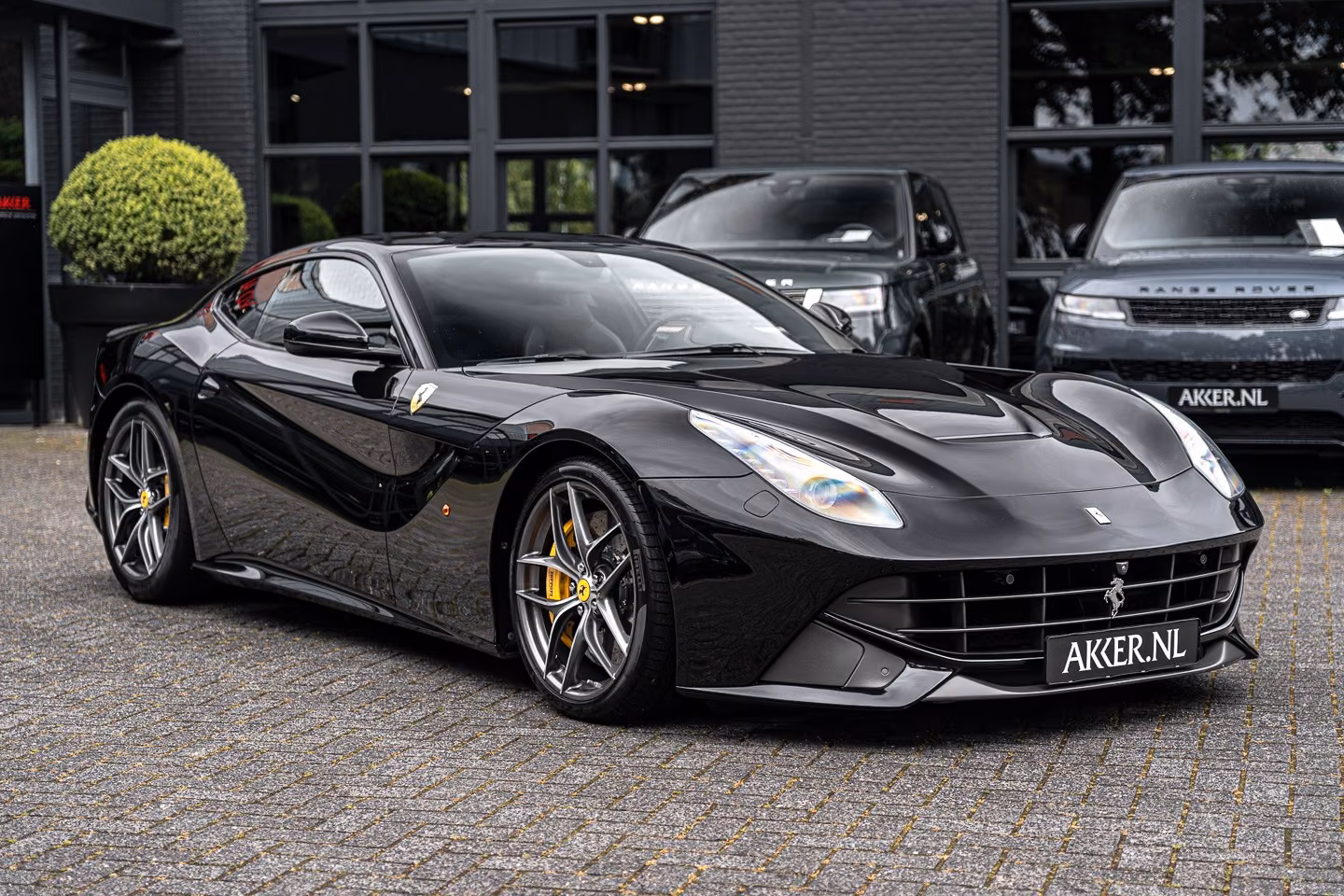 Ferrari F12 Berlinetta V12 740 ch • Nero Daytona • Sièges Daytona à mémoires • Lift • PPF • Freins Carbone/Céramique - Son JBL