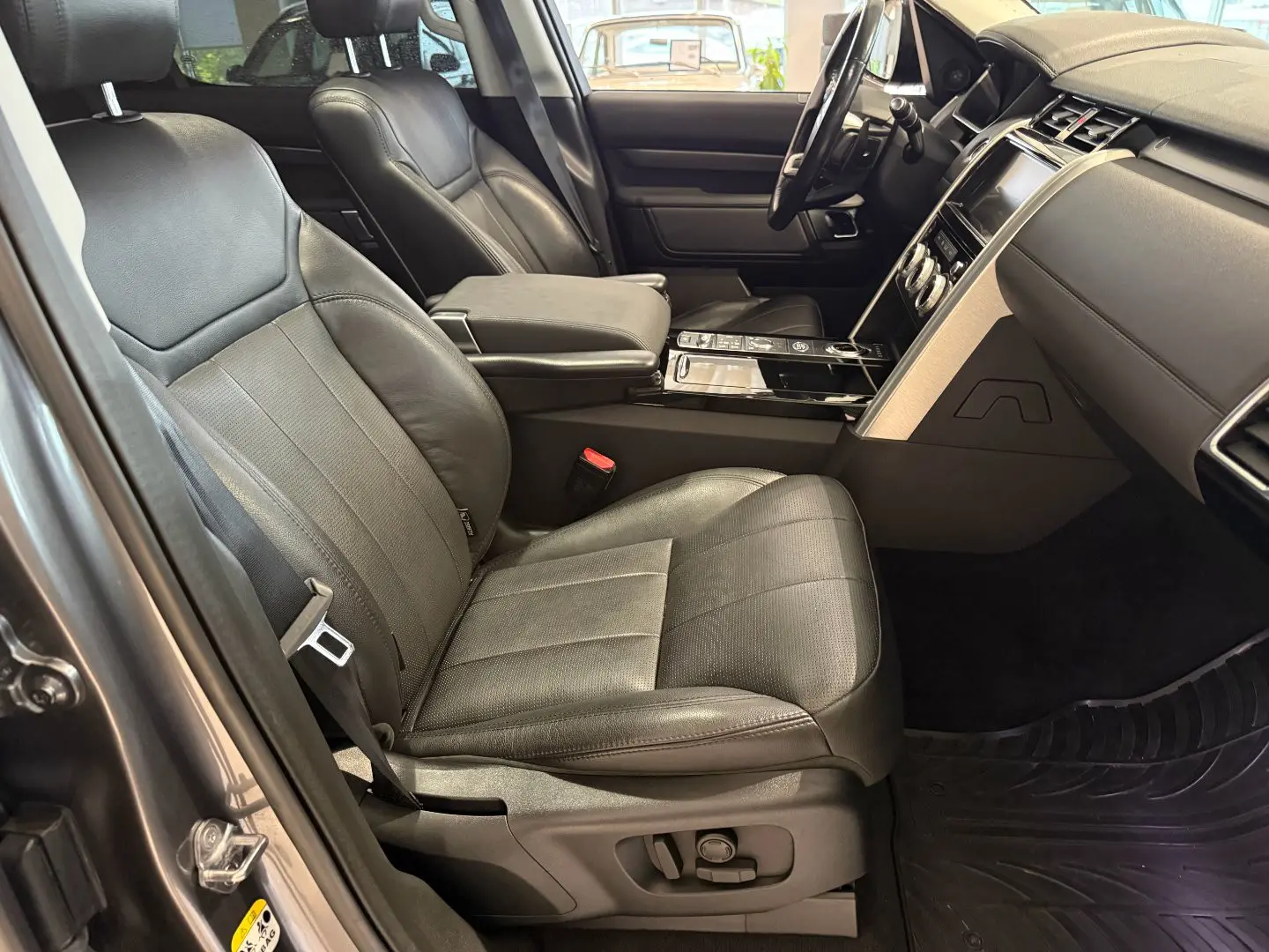 Land Rover Discovery 5 TD6 HSE | 258 ch | BVA | 7 places | Toit ouvrant | Suspension pneumatique | Affichage tête haute | Chauffage auxiliaire