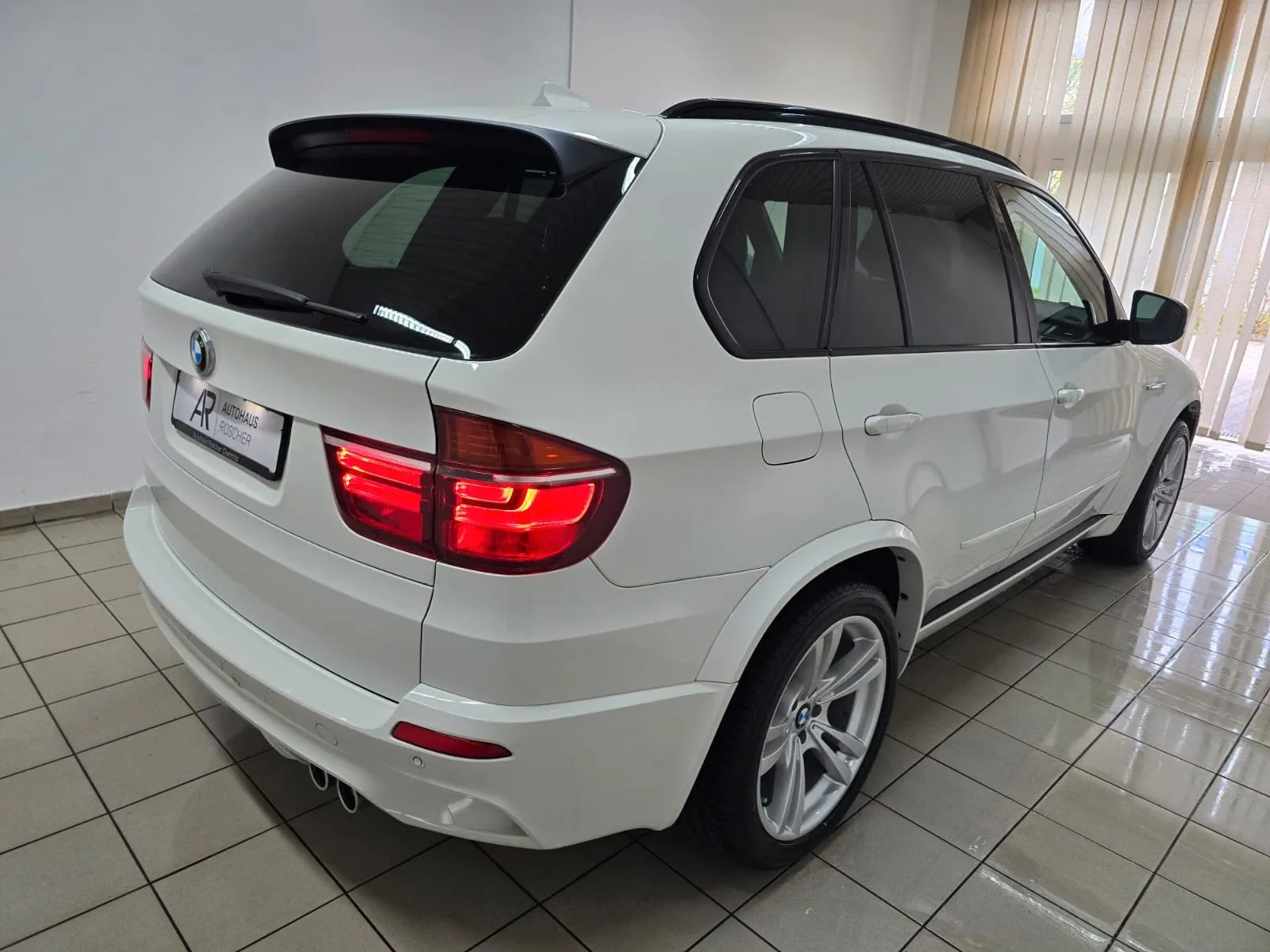 BMW X5 M 4.4 V8 | 555 ch | BVA | Toit panoramique | Affichage tête haute | Chauffage auxiliaire | Portes soft-close | Attelage