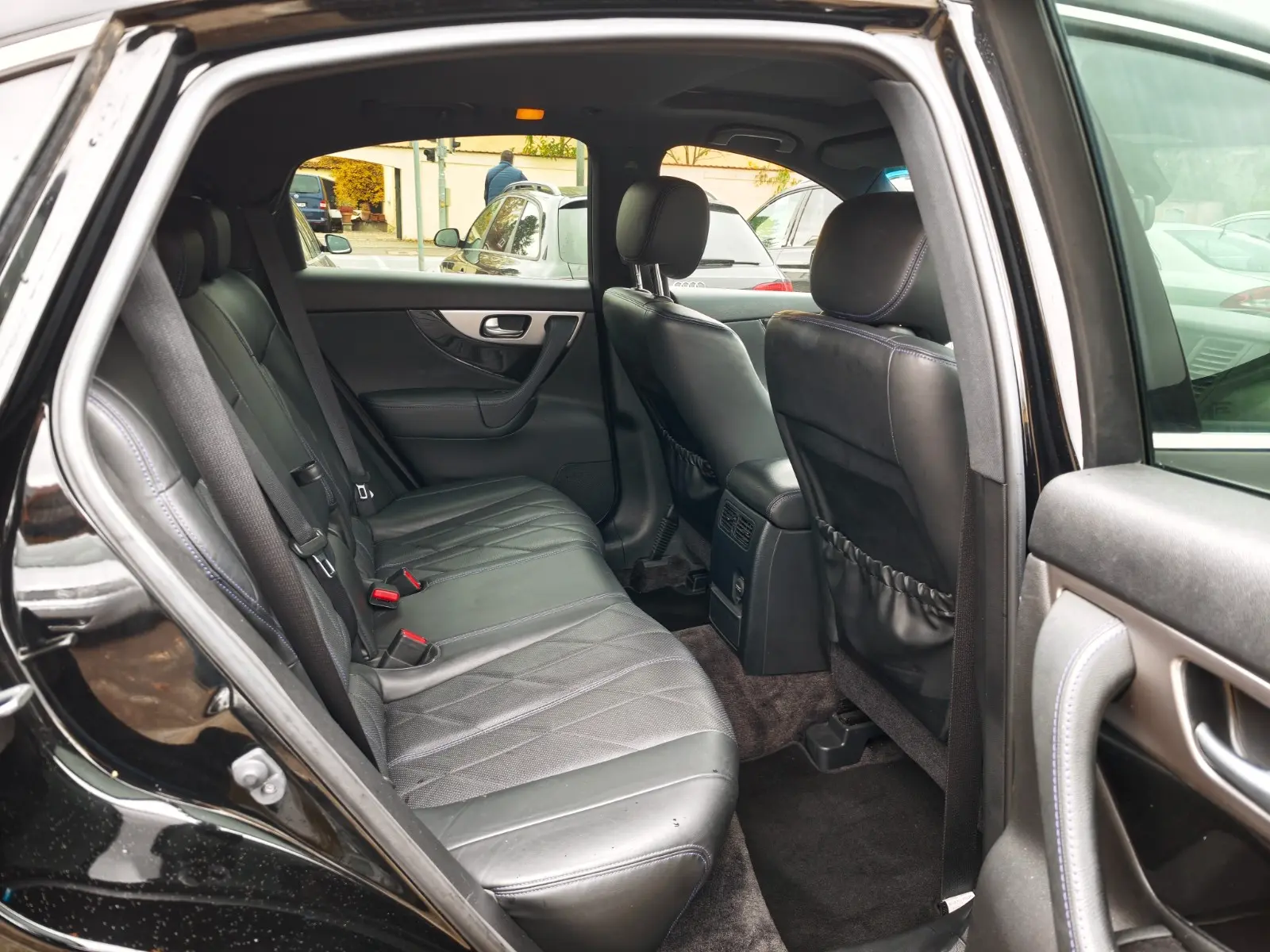 Infiniti QX70 3.0d S Premium | 238 ch | BVA | Cuir | Toit ouvrant | Régulateur adaptatif | Sièges chauffants et ventilés | GPS