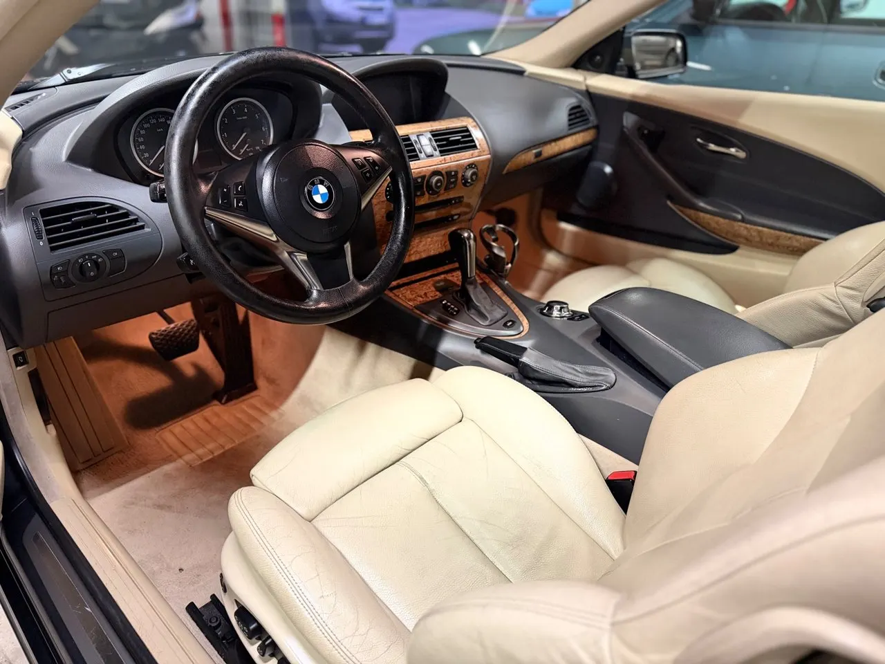 BMW Série 6 645Ci Coupé V8 | 333 ch | BVA | Cuir beige | Toit ouvrant | Phares bi-xénon | Sièges électriques à mémoire | Jantes 19 pouces