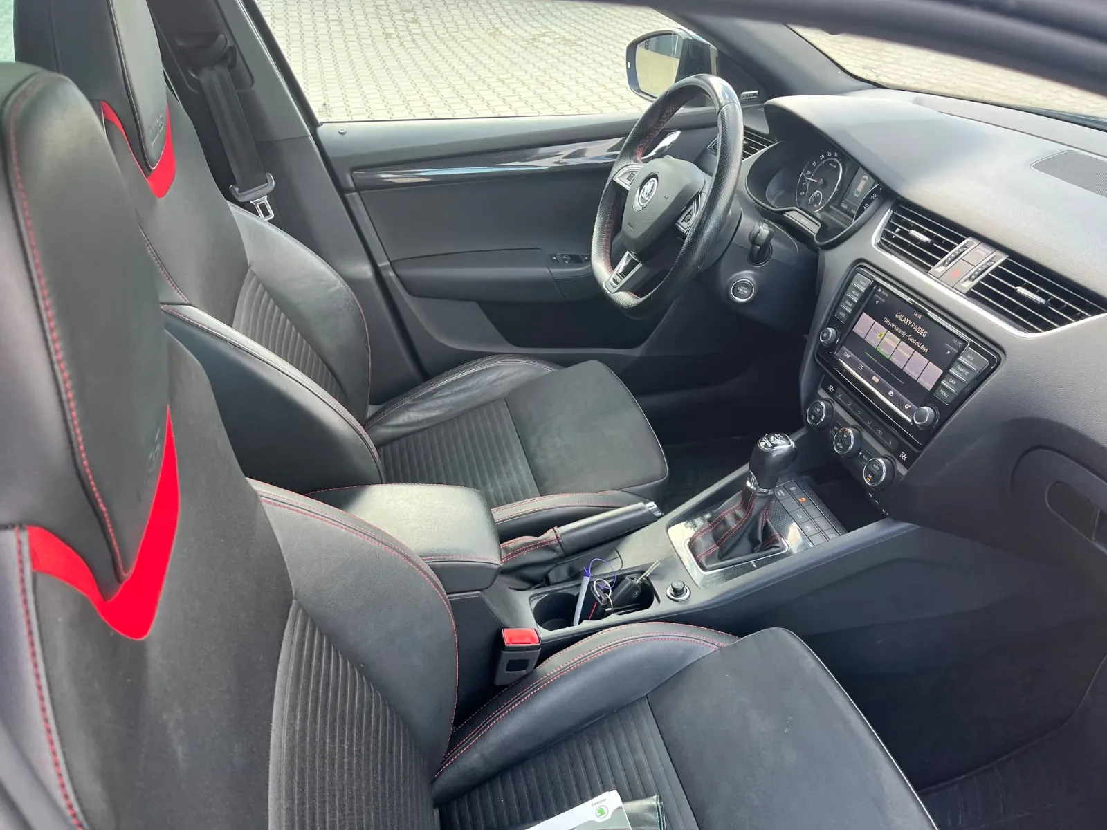 SKODA OCTAVIA COMBI RS 2.0 TDI 184ch DSG - TOIT PANORAMIQUE - ATTELAGE AMOVIBLE - GPS COLUMBUS - JANTES 19" - SIÈGES CHAUFFANTS