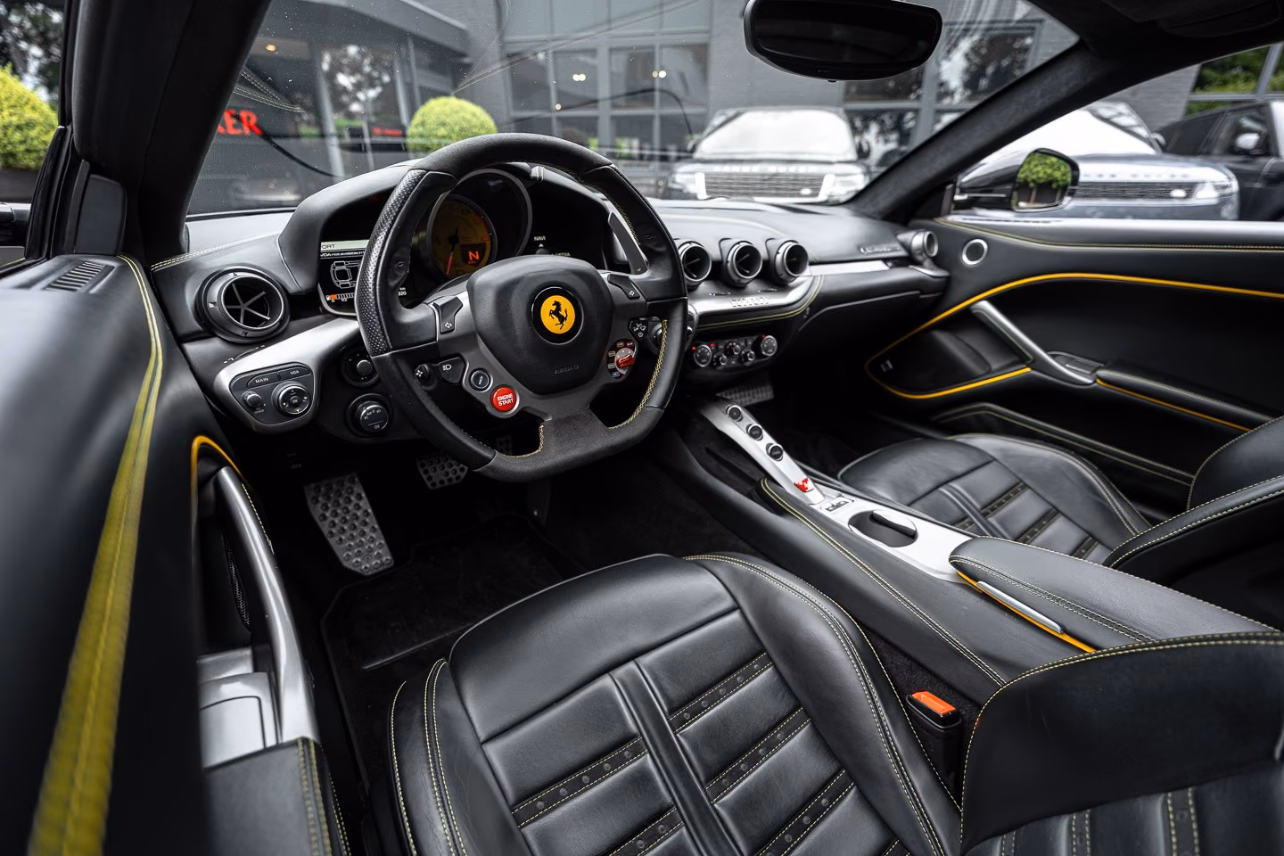 Ferrari F12 Berlinetta V12 740 ch • Nero Daytona • Sièges Daytona à mémoires • Lift • PPF • Freins Carbone/Céramique - Son JBL