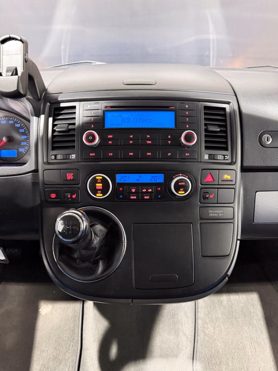 VOLKSWAGEN T5 MULTIVAN COMFORTLINE 2.5 TDI 131 CH – 7 PLACES – SIÈGES PIVOTANTS – BANQUETTE COUCHETTE – CLIM 3 ZONES – 181 000 KM
