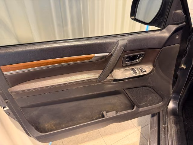 Mitsubishi Pajero 3.2 DI-D Intense 3 portes | 200 ch | BVM | Intérieur cuir | Phares xénon | Attelage | Bluetooth