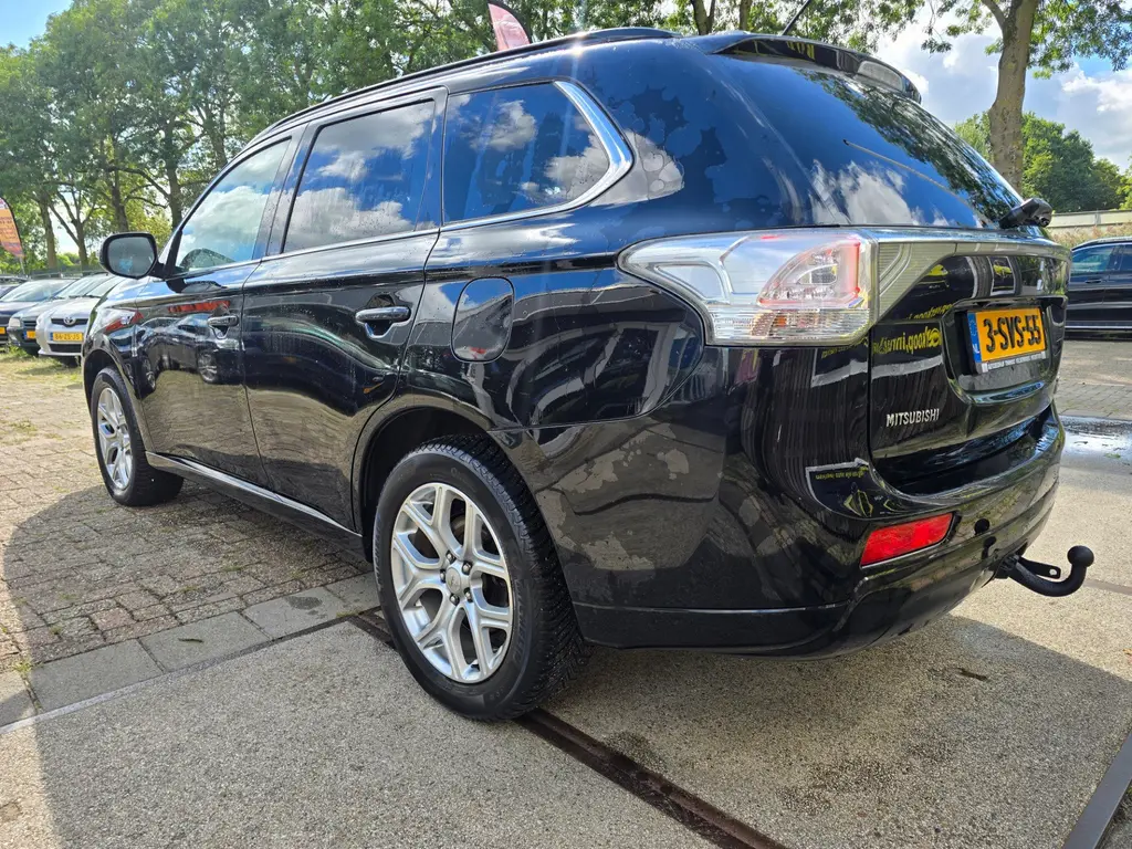 MITSUBISHI OUTLANDER 2.0 PHEV INSTYLE+ 4x4 203ch - CUIR - TOIT OUVRANT - CAMÉRA 360° - SIÈGES ET VOLANT CHAUFFANTS - HAYON ÉLECTRIQUE