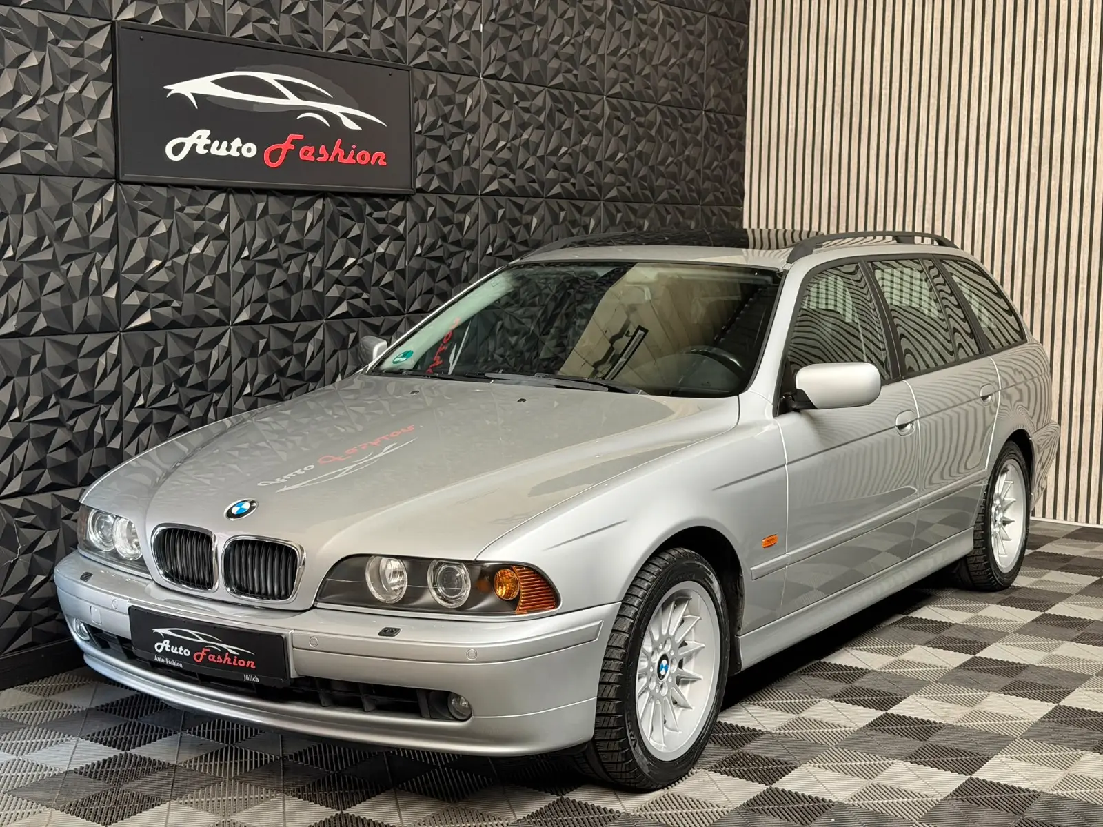 BMW 525i Touring E39 192 ch Exclusive • 6 cylindres • Boîte auto • 120 000 km • Cuir • Xénon • Attelage