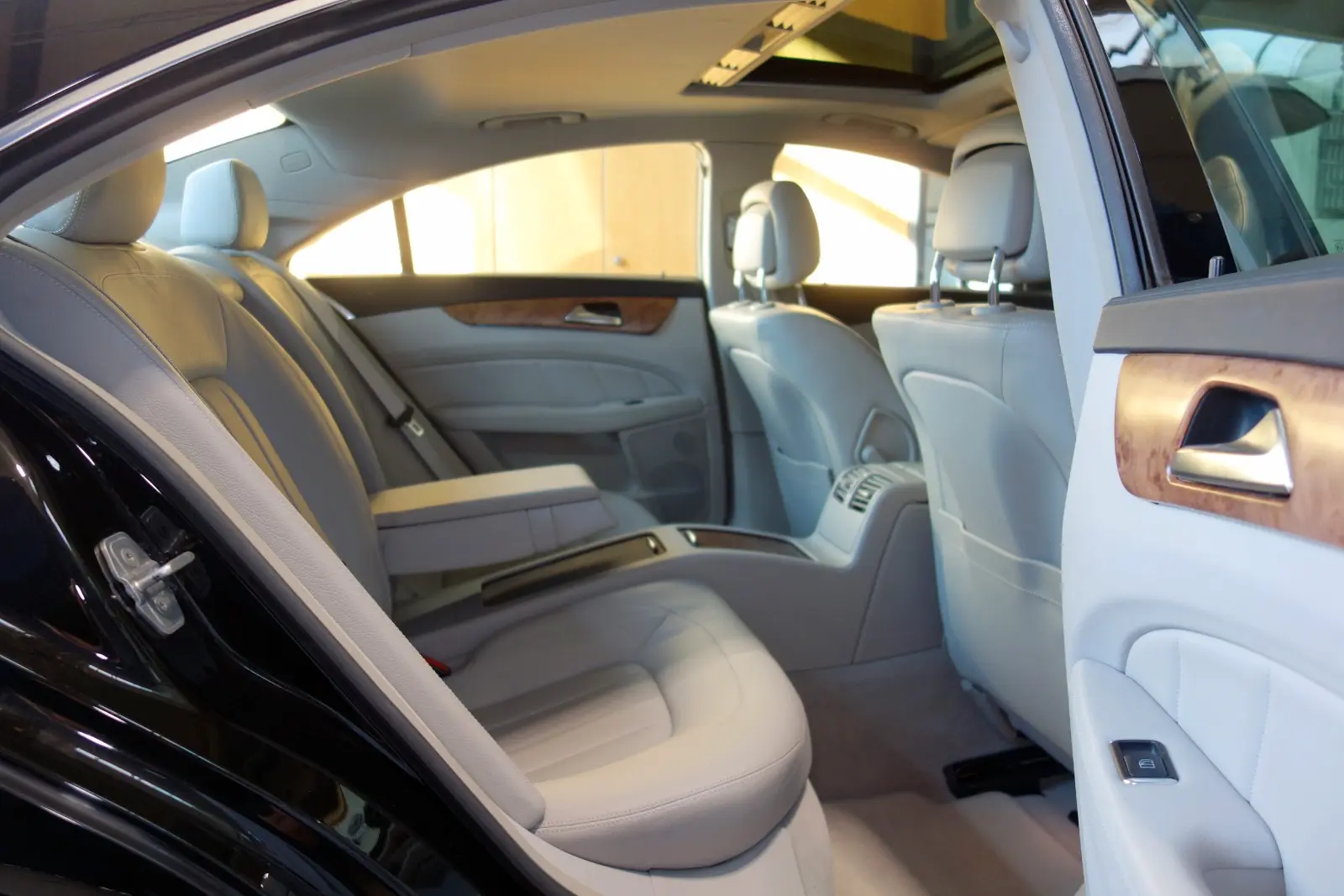 Mercedes-Benz Classe CLS 350 BlueEFFICIENCY | 306 ch | BVA | Cuir beige | Suspension pneumatique | Toit ouvrant | GPS | Sièges chauffants