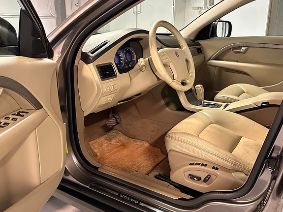 VOLVO XC70 D5 AWD 185 ch SUMMUM BVA - CUIR - ATTELAGE - 155600 km