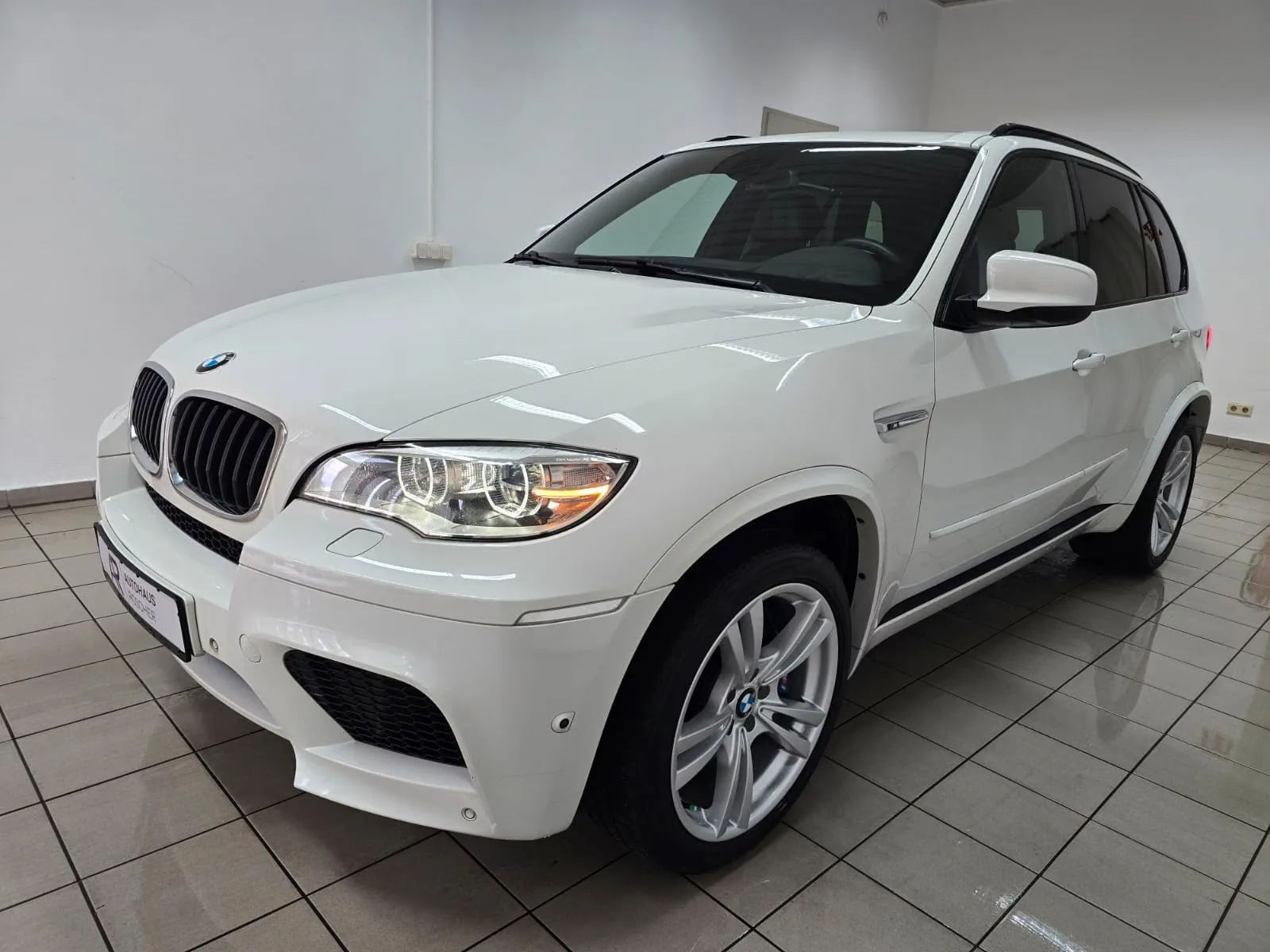 BMW X5 M 4.4 V8 | 555 ch | BVA | Toit panoramique | Affichage tête haute | Chauffage auxiliaire | Portes soft-close | Attelage