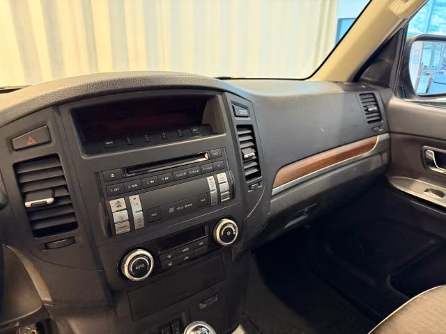Mitsubishi Pajero 3.2 DI-D Intense 3 portes | 200 ch | BVM | Intérieur cuir | Phares xénon | Attelage | Bluetooth