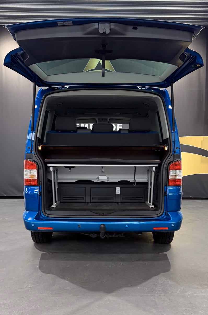 VOLKSWAGEN T5 MULTIVAN COMFORTLINE 2.5 TDI 131 CH – 7 PLACES – SIÈGES PIVOTANTS – BANQUETTE COUCHETTE – CLIM 3 ZONES – 181 000 KM