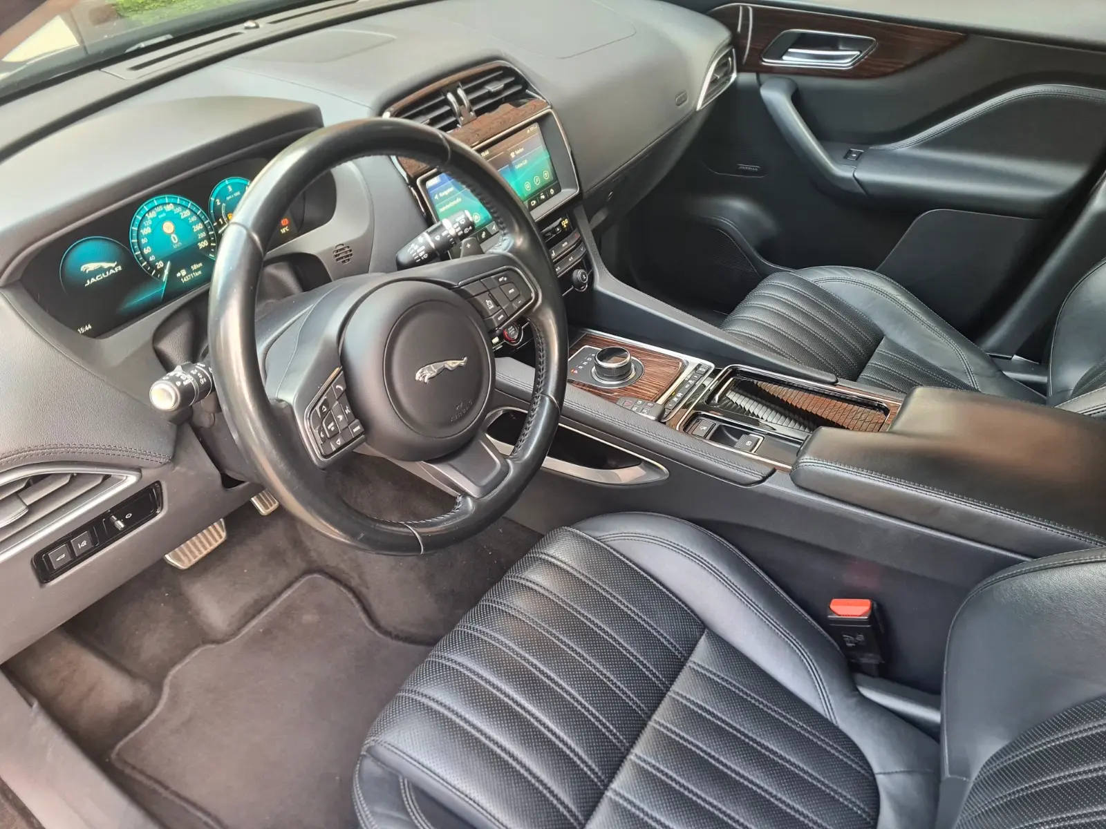 JAGUAR F-PACE PORTFOLIO AWD