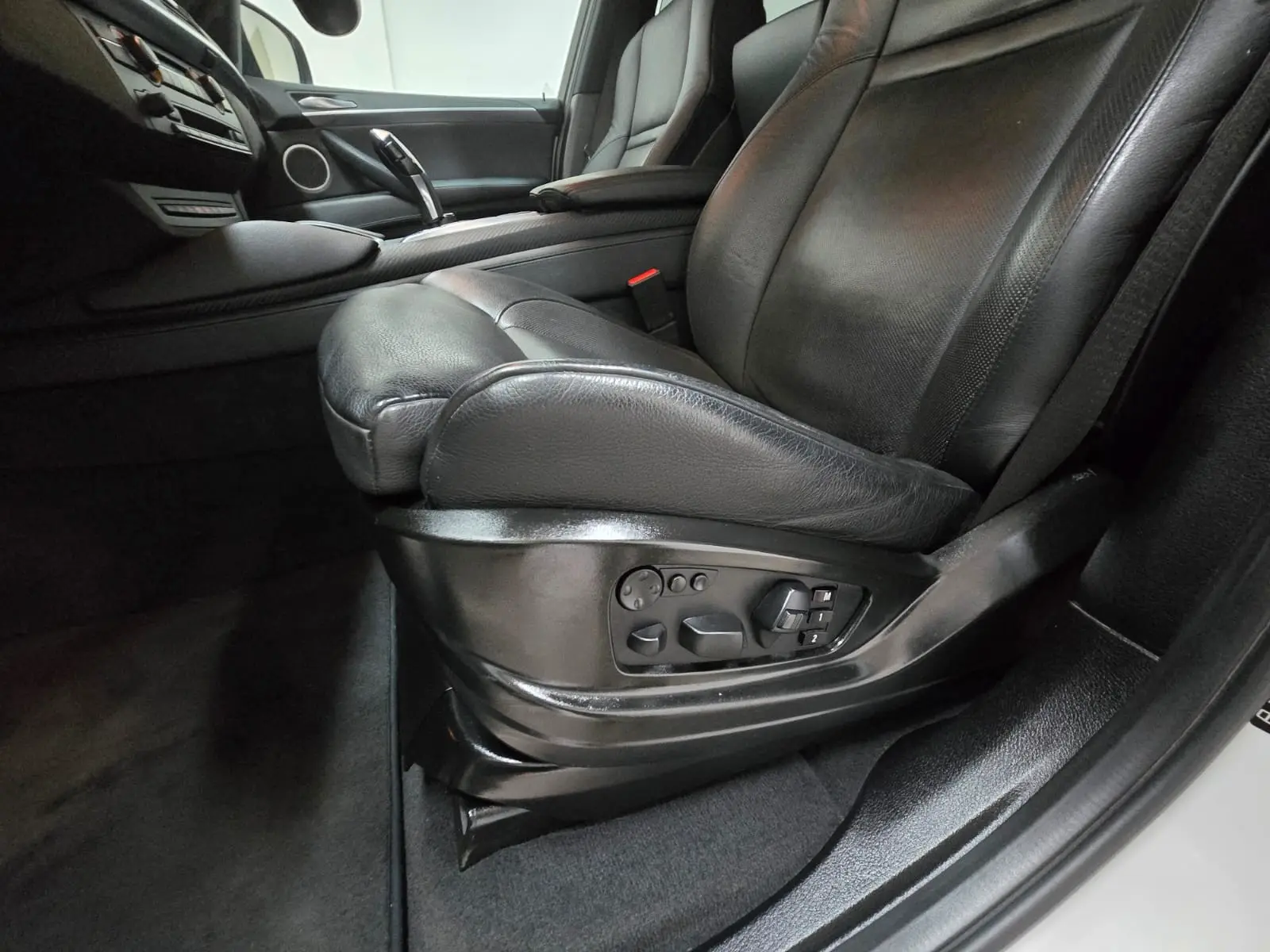 BMW X5 M 4.4 V8 | 555 ch | BVA | Toit panoramique | Affichage tête haute | Chauffage auxiliaire | Portes soft-close | Attelage