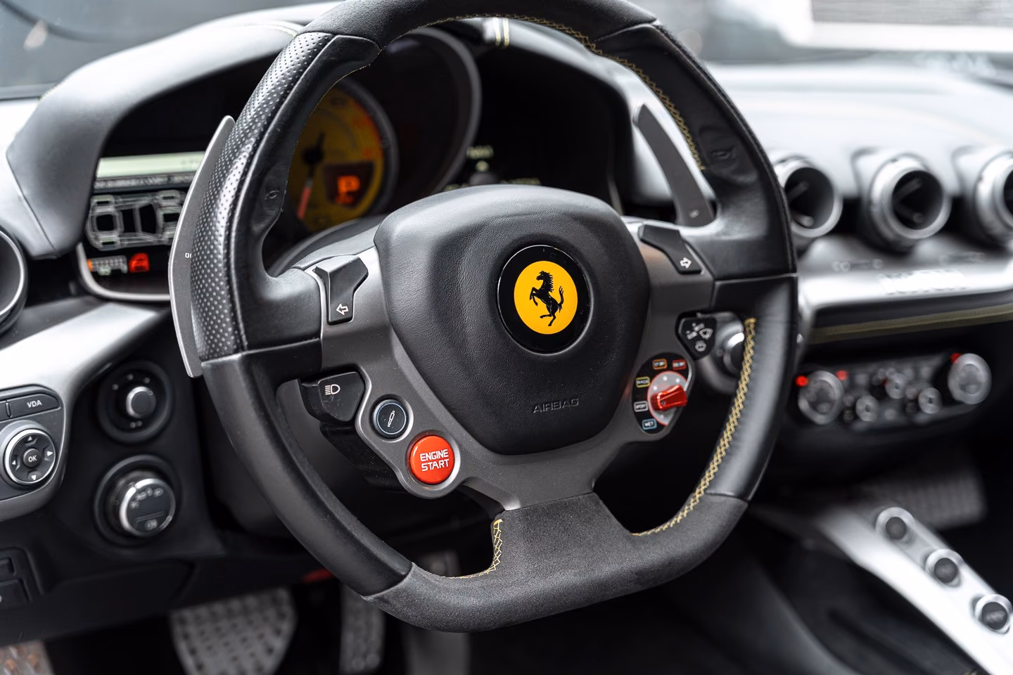 Ferrari F12 Berlinetta V12 740 ch • Nero Daytona • Sièges Daytona à mémoires • Lift • PPF • Freins Carbone/Céramique - Son JBL