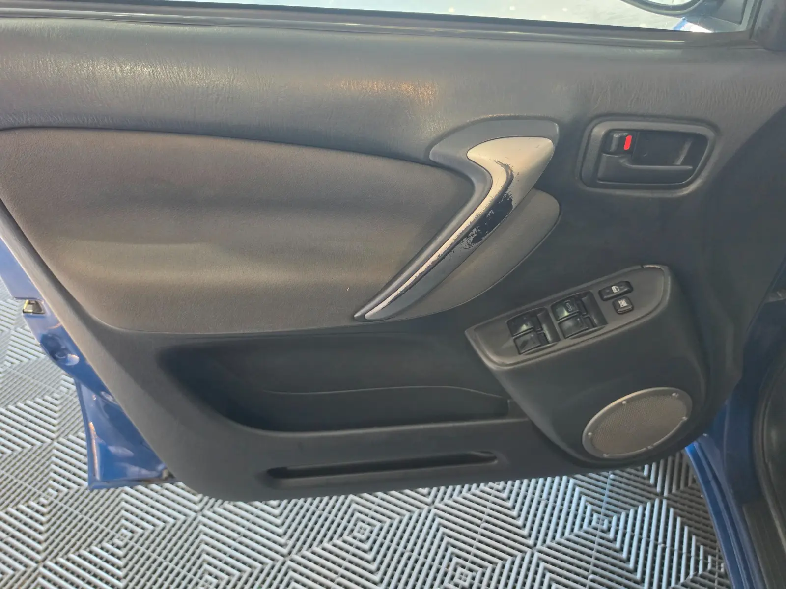 Toyota RAV4 2.0 D-4D 116 ch 4x4 Sol • 5 portes • Clim auto • Sièges chauffants • Attelage
