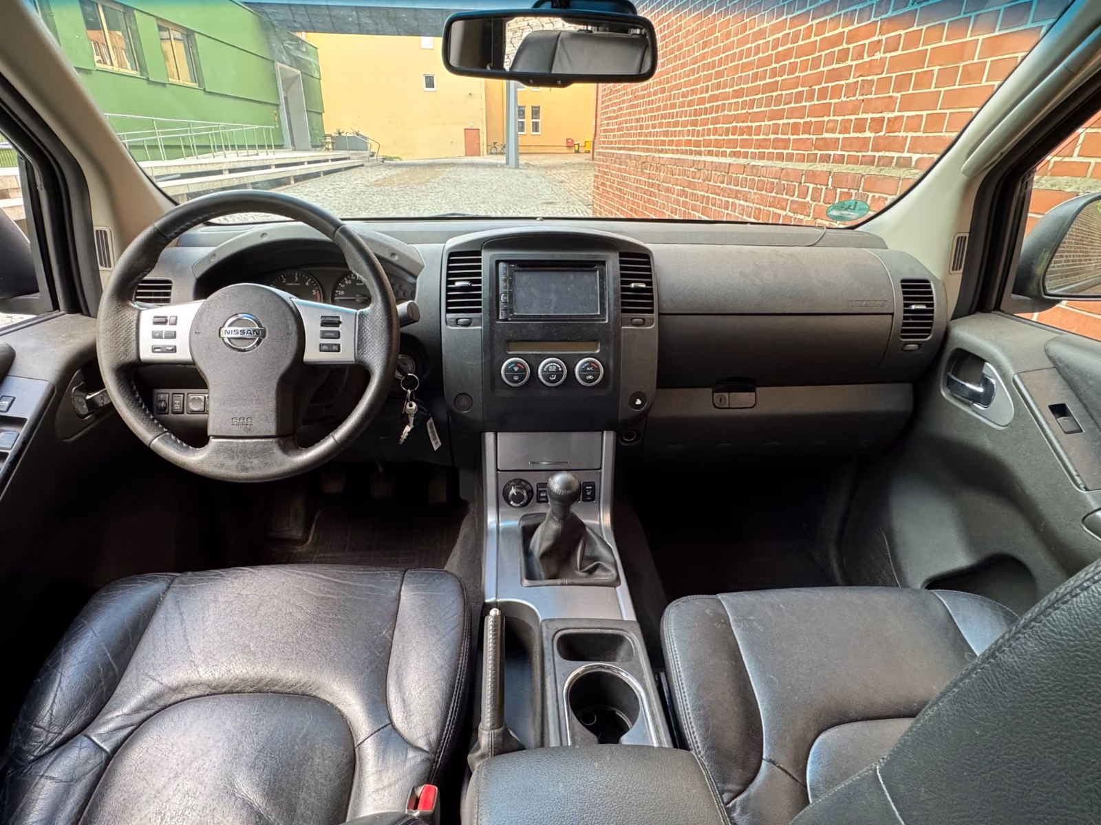 NISSAN NAVARA 2.5 DCI 190 CH – 4X4 – DOUBLE CABINE – CUIR – GPS – ATTELAGE – 150 000 KM
