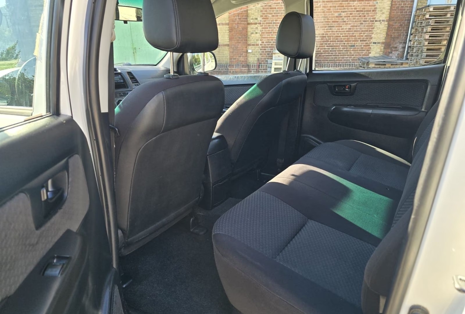 Toyota Hilux 2.5 D-4D 144 ch 4x4 Double Cabine • Clim auto • Attelage • Bluetooth • Sièges chauffants