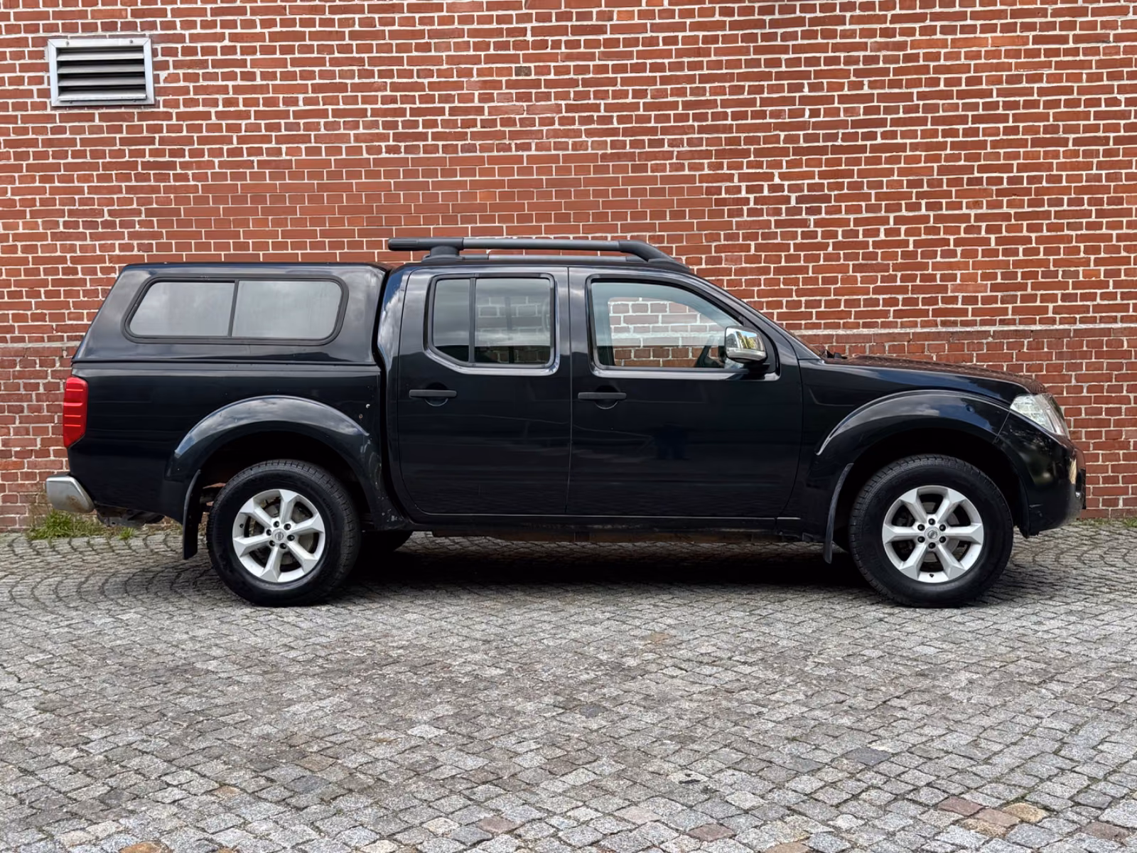 NISSAN NAVARA 2.5 DCI 190 CH – 4X4 – DOUBLE CABINE – CUIR – GPS – ATTELAGE – 150 000 KM