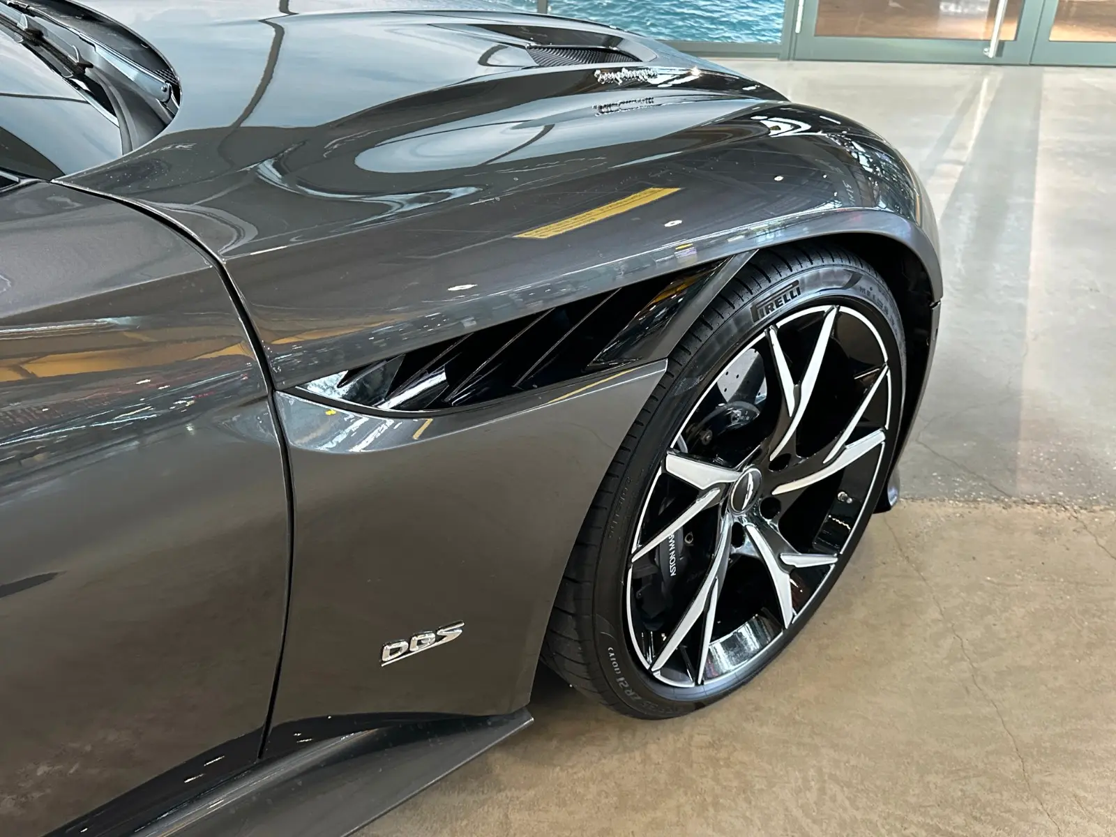 ASTON MARTIN DBS 5.2 V12 BITURBO SUPERLEGGERA - 725 ch - 1ère main