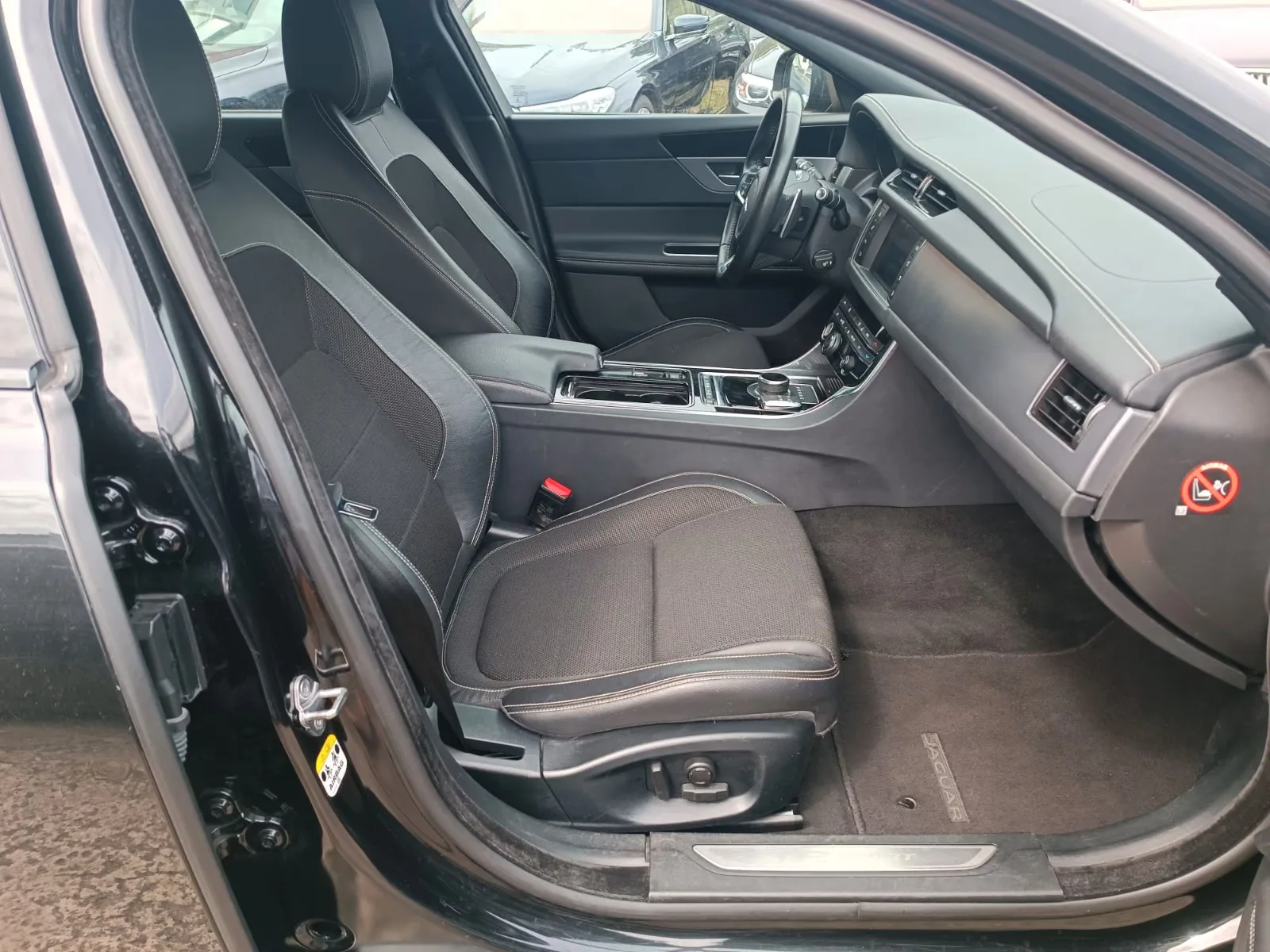 JAGUAR XF 2.0D 163CH - R-SPORT - CAMERA DE RECUL - BVA - CT RECENT - 142.000 KMS
