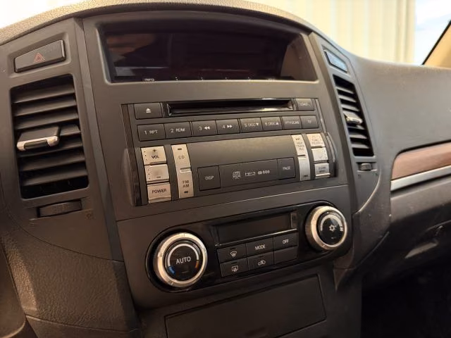 Mitsubishi Pajero 3.2 DI-D Intense 3 portes | 200 ch | BVM | Intérieur cuir | Phares xénon | Attelage | Bluetooth