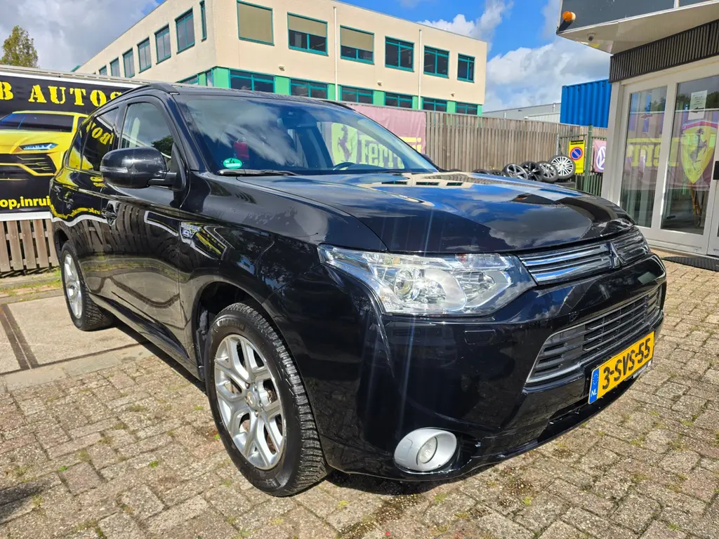 MITSUBISHI OUTLANDER 2.0 PHEV INSTYLE+ 4x4 203ch - CUIR - TOIT OUVRANT - CAMÉRA 360° - SIÈGES ET VOLANT CHAUFFANTS - HAYON ÉLECTRIQUE