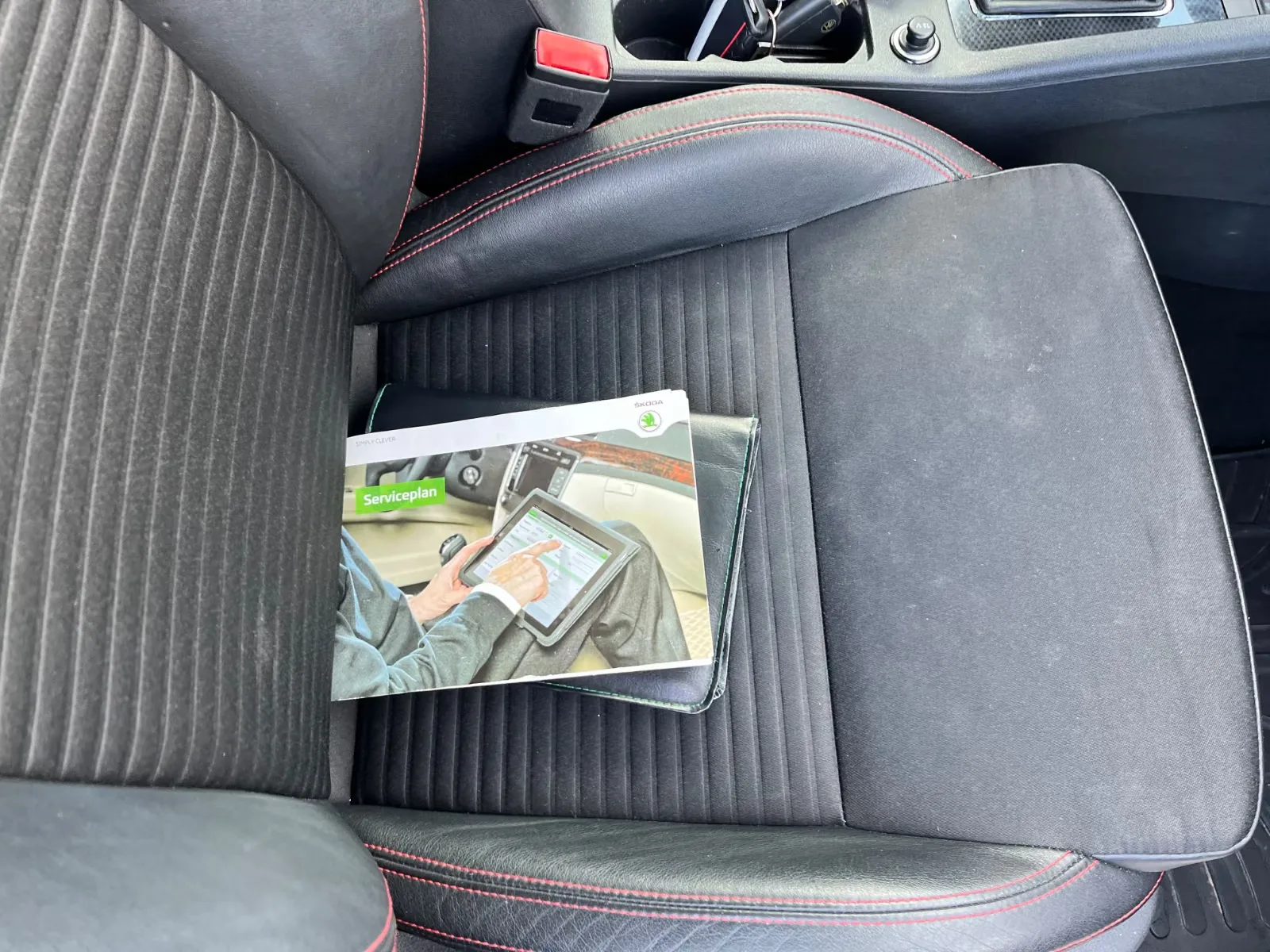 SKODA OCTAVIA COMBI RS 2.0 TDI 184ch DSG - TOIT PANORAMIQUE - ATTELAGE AMOVIBLE - GPS COLUMBUS - JANTES 19" - SIÈGES CHAUFFANTS