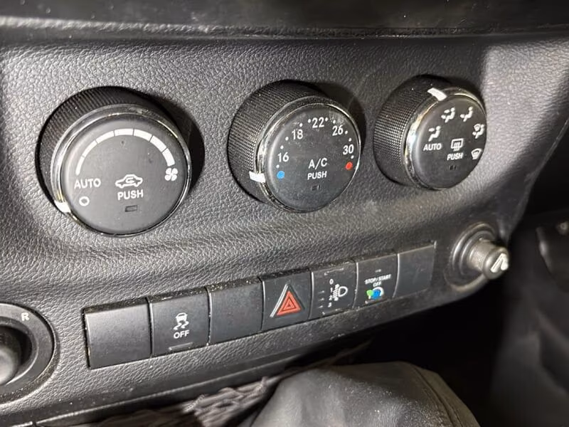 Jeep Wrangler 2.8 CRD Sport | 200 ch | BVM | Hard-top | Climatisation | Régulateur de vitesse | Jantes alu noires