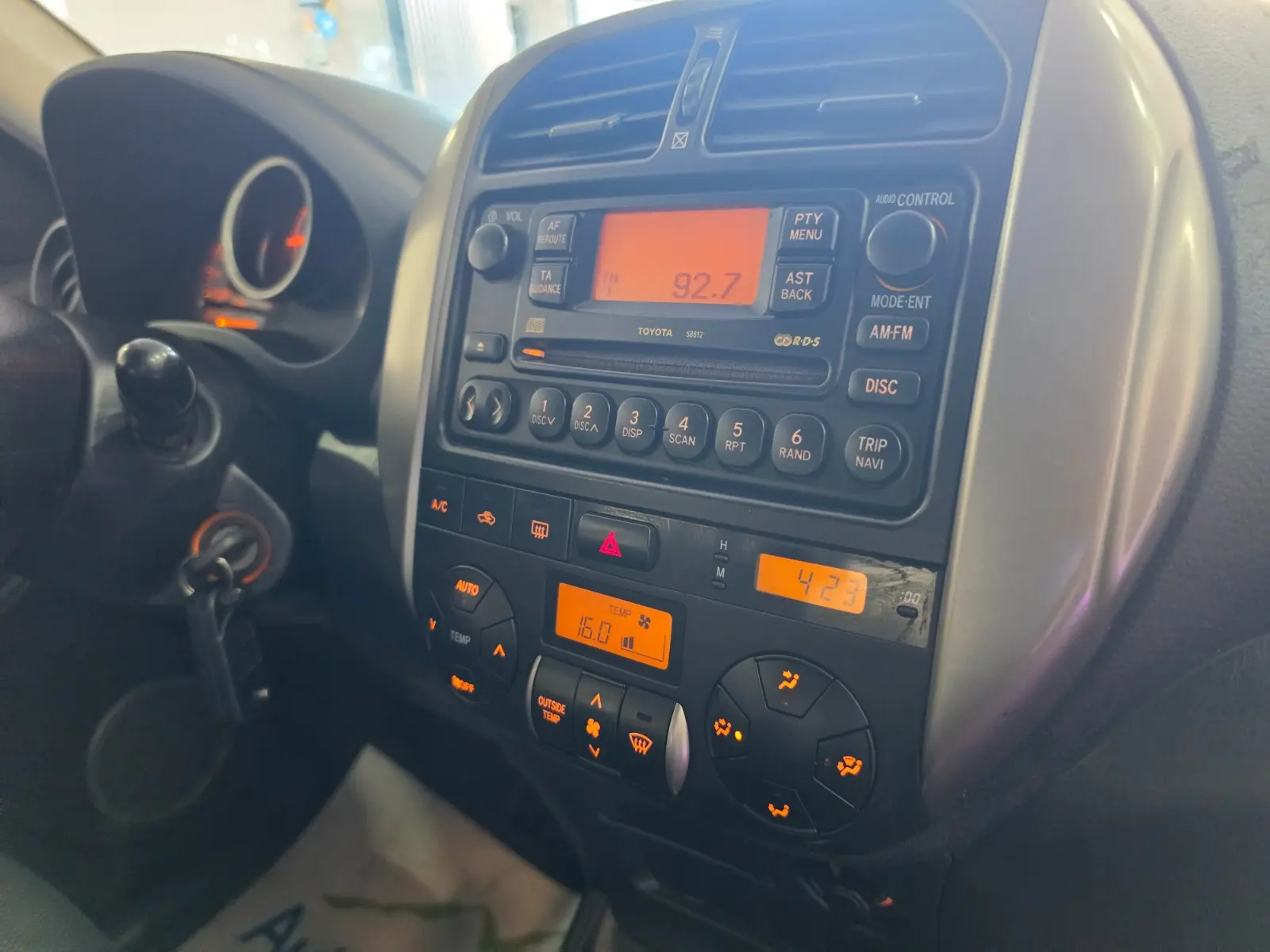 Toyota RAV4 2.0 D-4D 116 ch 4x4 Sol • 5 portes • Clim auto • Sièges chauffants • Attelage