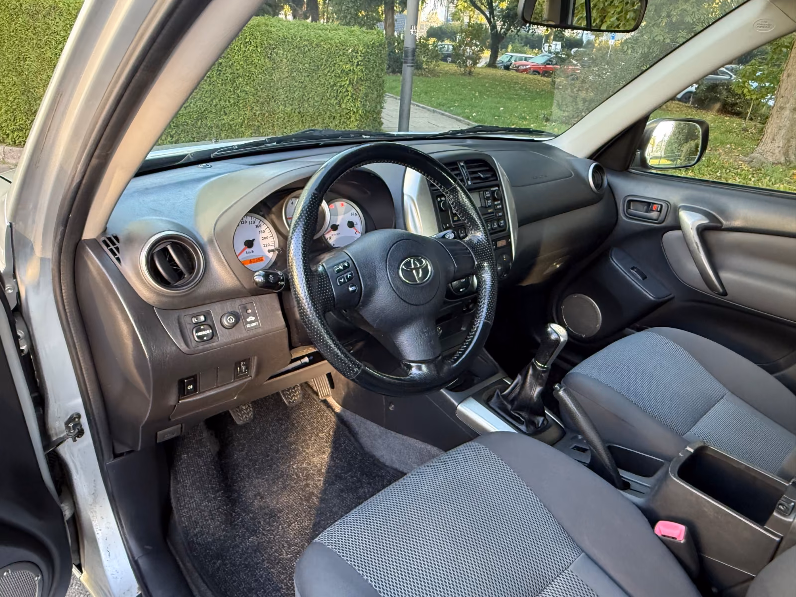 Toyota RAV4 2.0 VVT-i 150 ch 4x4 Sol • 5 portes • Clim auto • Attelage • Jantes 16"