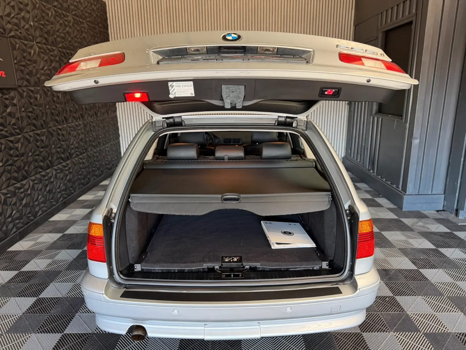 BMW 525i Touring E39 192 ch Exclusive • 6 cylindres • Boîte auto • 120 000 km • Cuir • Xénon • Attelage