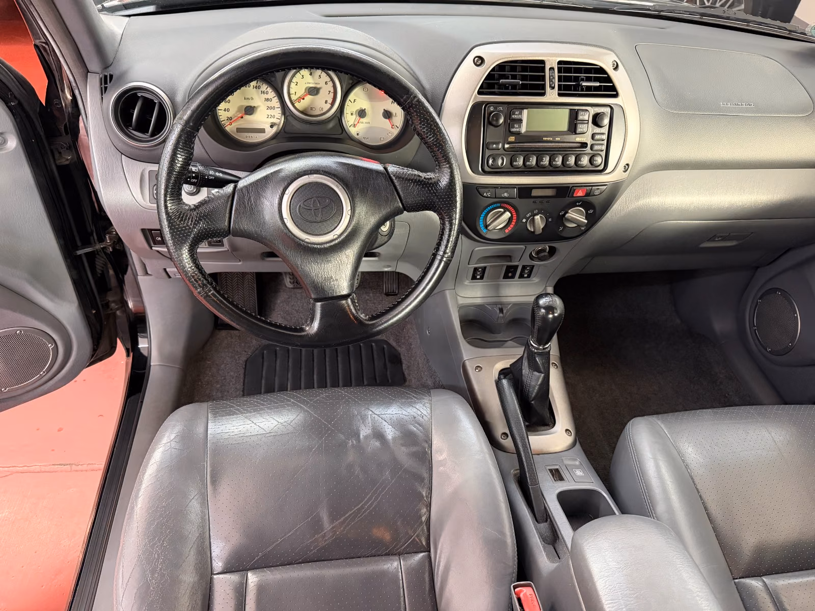 Toyota RAV4 2.0 VVT-i 150 ch 4x4 Limited • 5 portes • Cuir • Toit ouvrant • Sièges chauffants