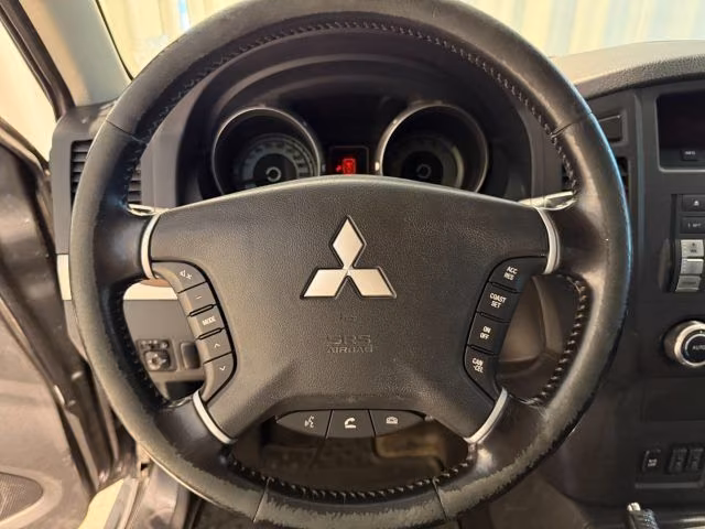 Mitsubishi Pajero 3.2 DI-D Intense 3 portes | 200 ch | BVM | Intérieur cuir | Phares xénon | Attelage | Bluetooth