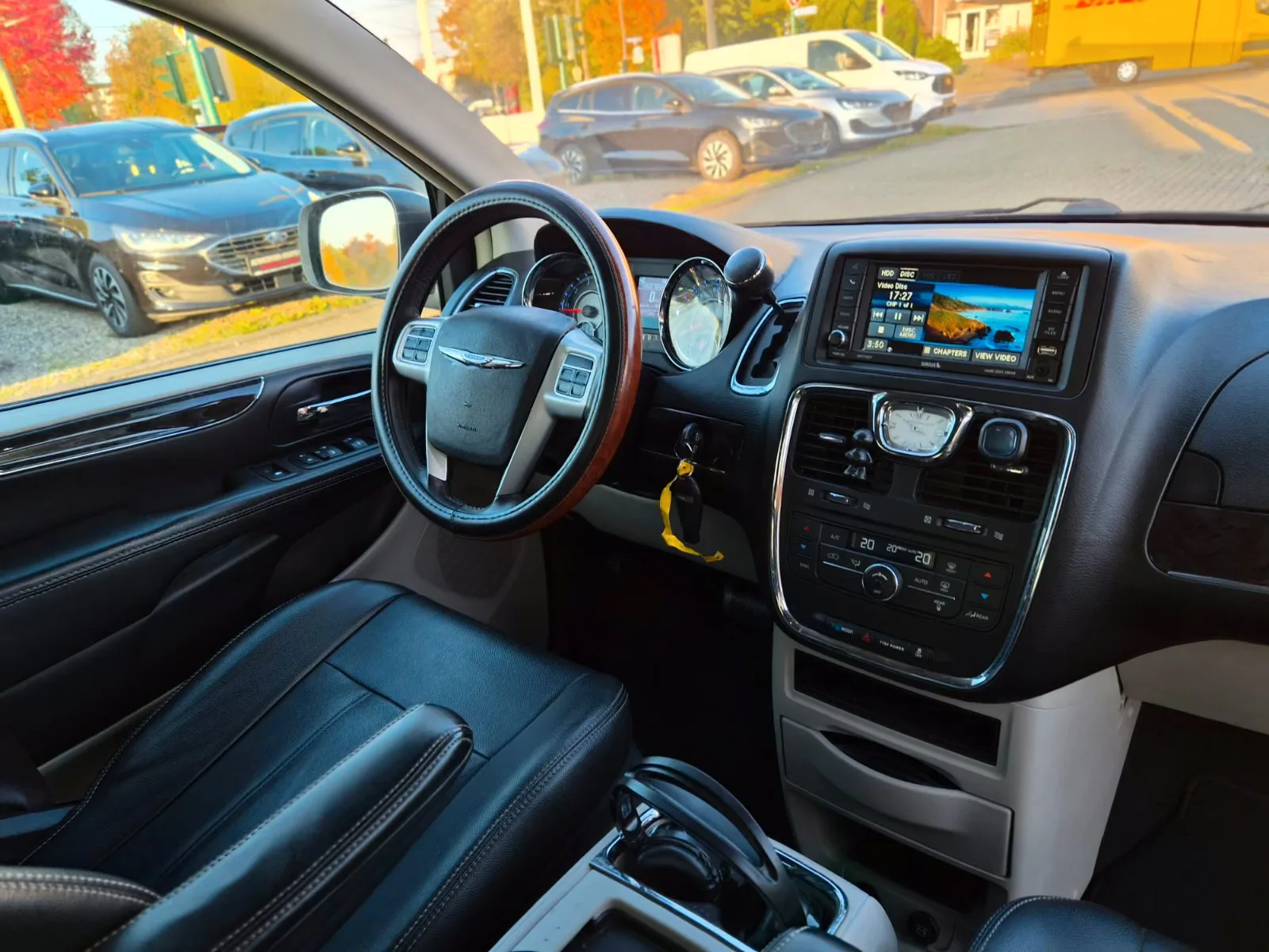 CHRYSLER GRAND VOYAGER TOWN & COUNTRY 3.6 V6 287 CH – BVA – 7 PLACES – CUIR – PORTES ÉLECTRIQUES – DVD – 52 771 KM