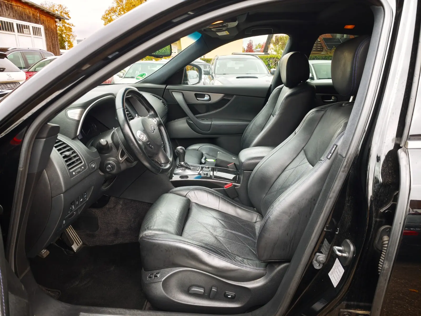 Infiniti QX70 3.0d S Premium | 238 ch | BVA | Cuir | Toit ouvrant | Régulateur adaptatif | Sièges chauffants et ventilés | GPS