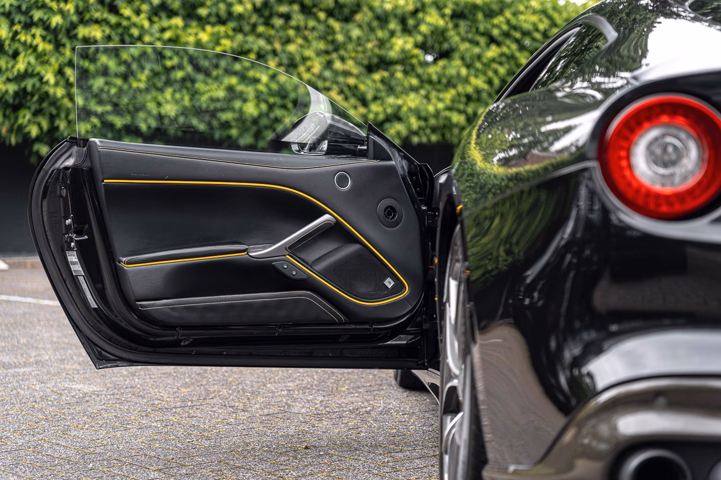 Ferrari F12 Berlinetta V12 740 ch • Nero Daytona • Sièges Daytona à mémoires • Lift • PPF • Freins Carbone/Céramique - Son JBL