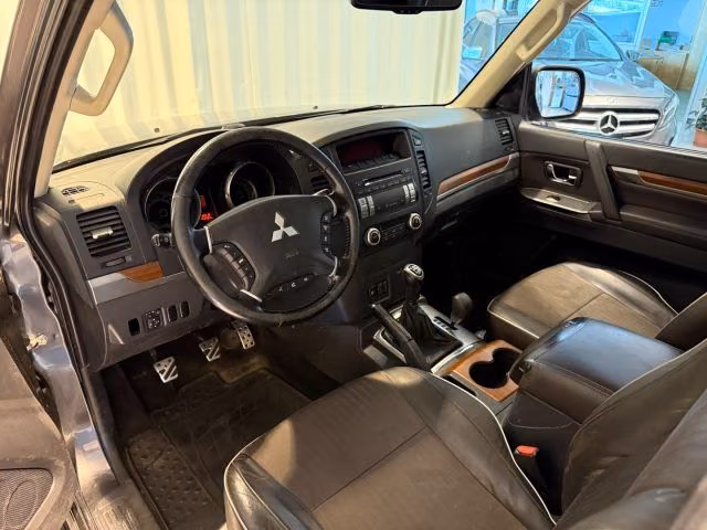 Mitsubishi Pajero 3.2 DI-D Intense 3 portes | 200 ch | BVM | Intérieur cuir | Phares xénon | Attelage | Bluetooth