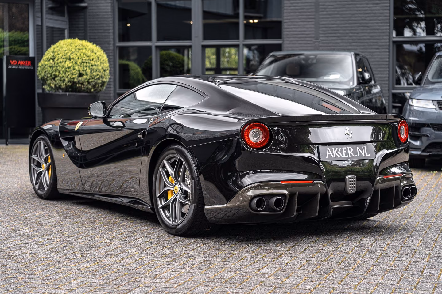Ferrari F12 Berlinetta V12 740 ch • Nero Daytona • Sièges Daytona à mémoires • Lift • PPF • Freins Carbone/Céramique - Son JBL