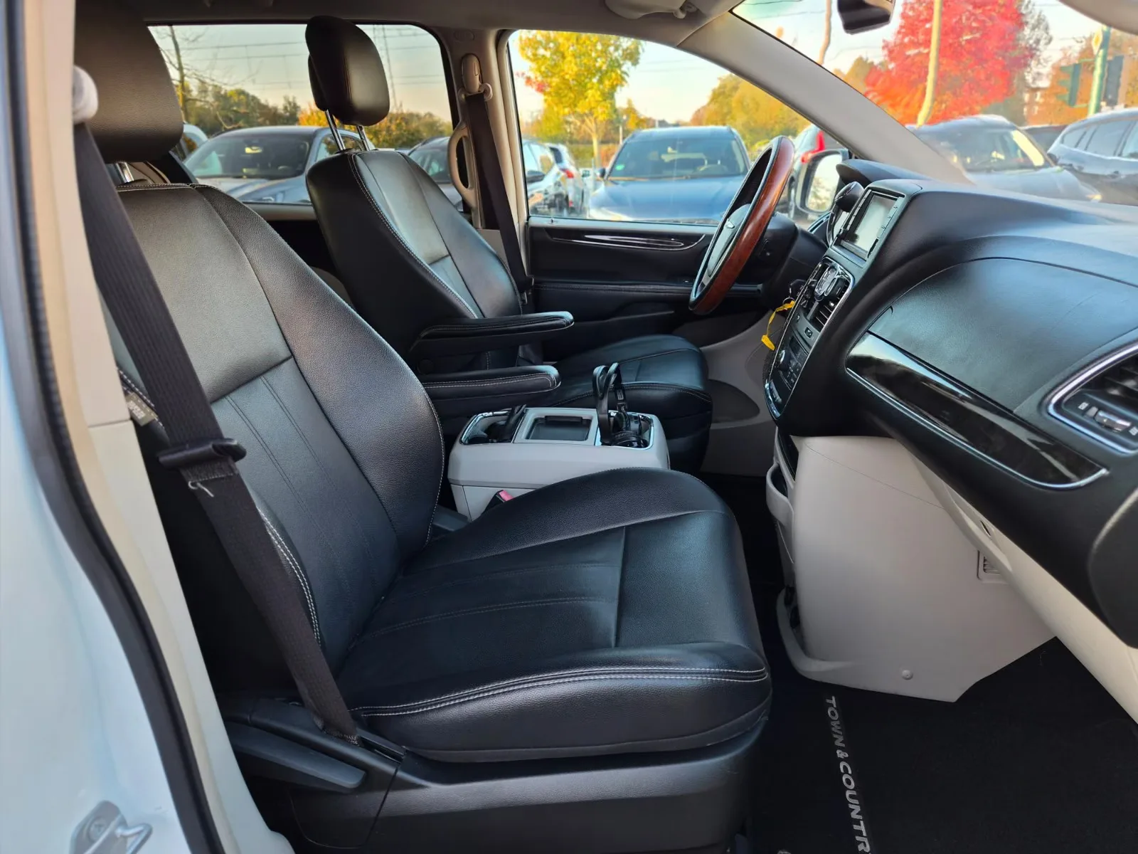 CHRYSLER GRAND VOYAGER TOWN & COUNTRY 3.6 V6 287 CH – BVA – 7 PLACES – CUIR – PORTES ÉLECTRIQUES – DVD – 52 771 KM