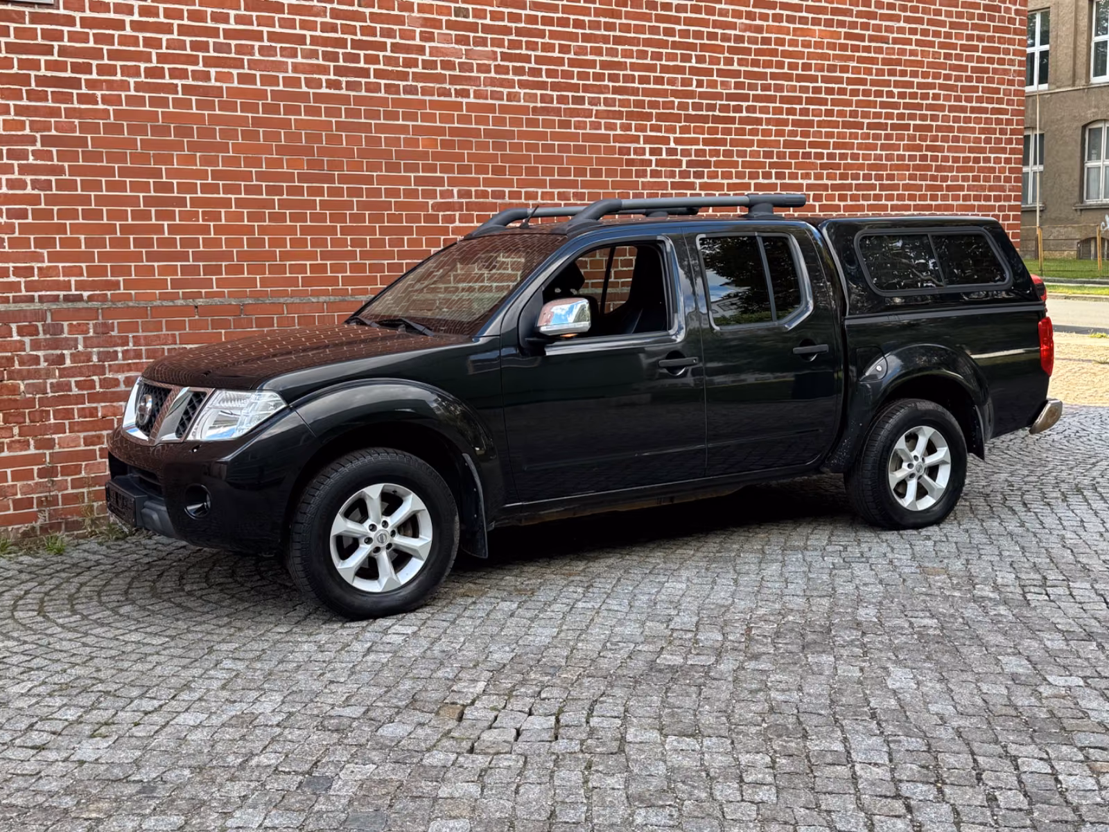 NISSAN NAVARA 2.5 DCI 190 CH – 4X4 – DOUBLE CABINE – CUIR – GPS – ATTELAGE – 150 000 KM