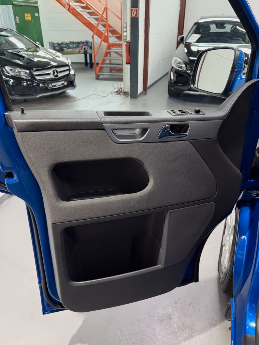 VOLKSWAGEN T5 MULTIVAN COMFORTLINE 2.5 TDI 131 CH – 7 PLACES – SIÈGES PIVOTANTS – BANQUETTE COUCHETTE – CLIM 3 ZONES – 181 000 KM
