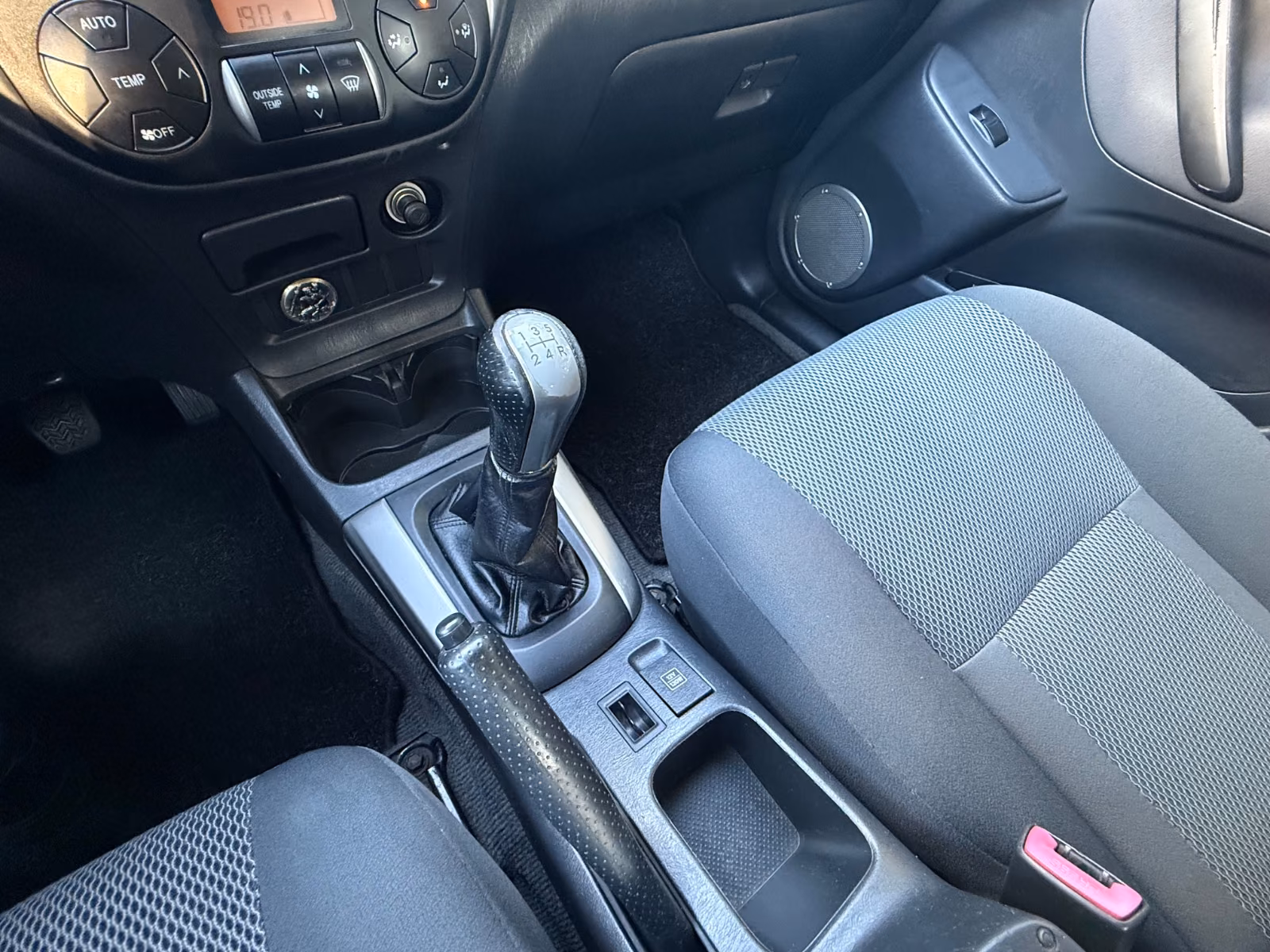 Toyota RAV4 2.0 VVT-i 150 ch 4x4 Sol • 5 portes • Clim auto • Attelage • Jantes 16"