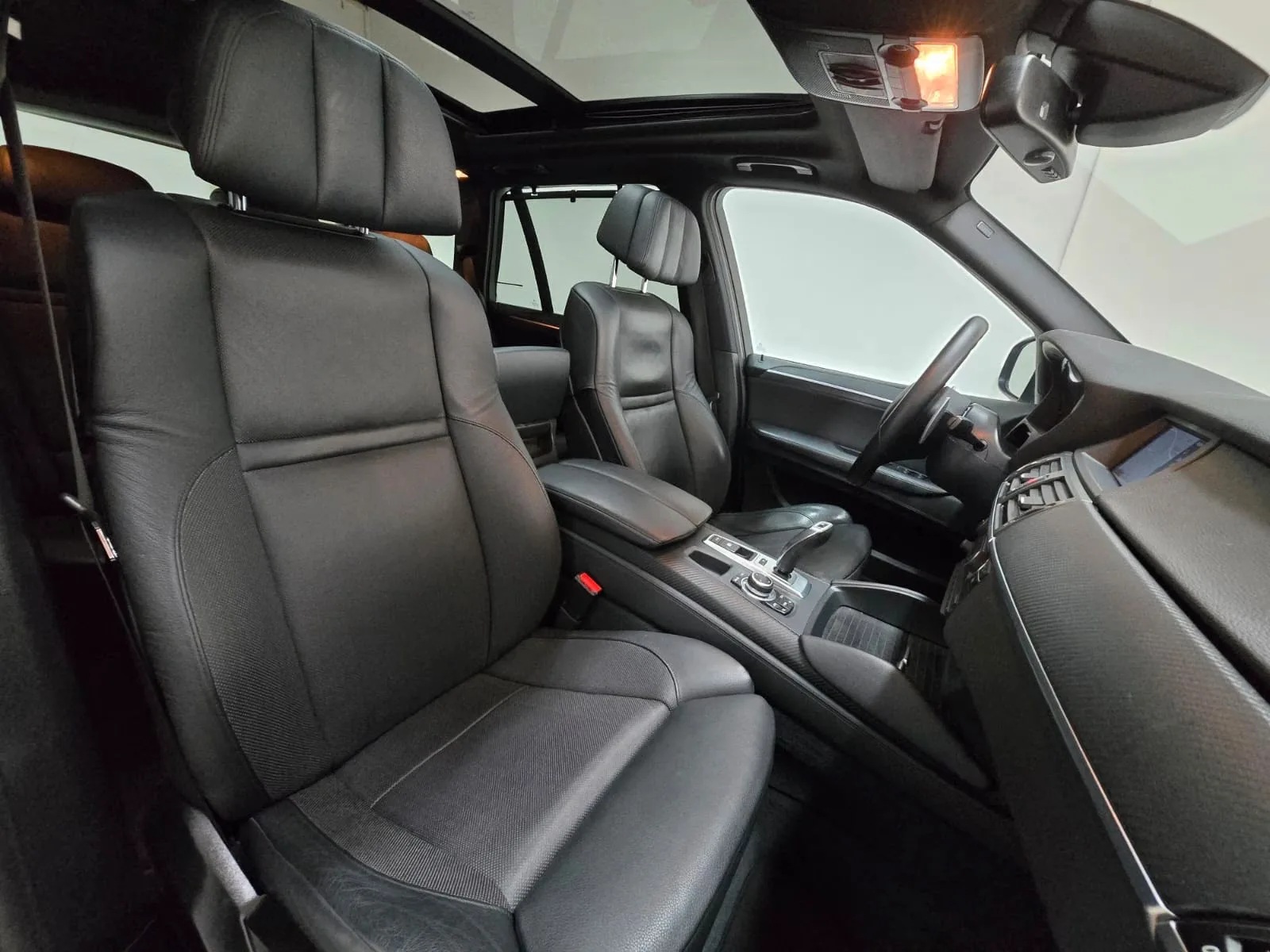 BMW X5 M 4.4 V8 | 555 ch | BVA | Toit panoramique | Affichage tête haute | Chauffage auxiliaire | Portes soft-close | Attelage