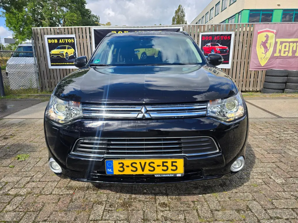MITSUBISHI OUTLANDER 2.0 PHEV INSTYLE+ 4x4 203ch - CUIR - TOIT OUVRANT - CAMÉRA 360° - SIÈGES ET VOLANT CHAUFFANTS - HAYON ÉLECTRIQUE