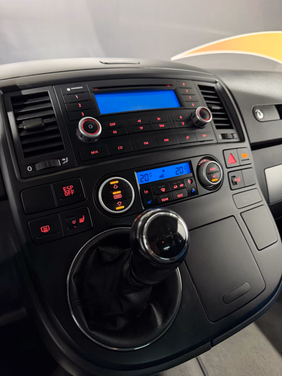 VOLKSWAGEN T5 MULTIVAN COMFORTLINE 2.5 TDI 131 CH – 7 PLACES – SIÈGES PIVOTANTS – BANQUETTE COUCHETTE – CLIM 3 ZONES – 181 000 KM