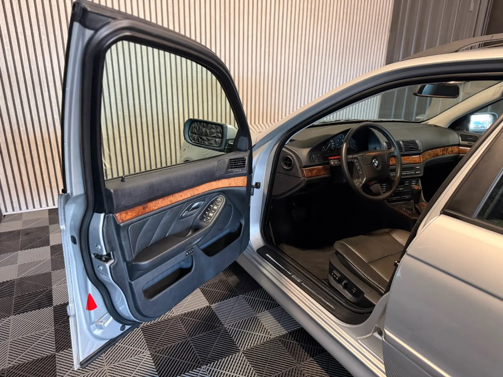 BMW 525i Touring E39 192 ch Exclusive • 6 cylindres • Boîte auto • 120 000 km • Cuir • Xénon • Attelage